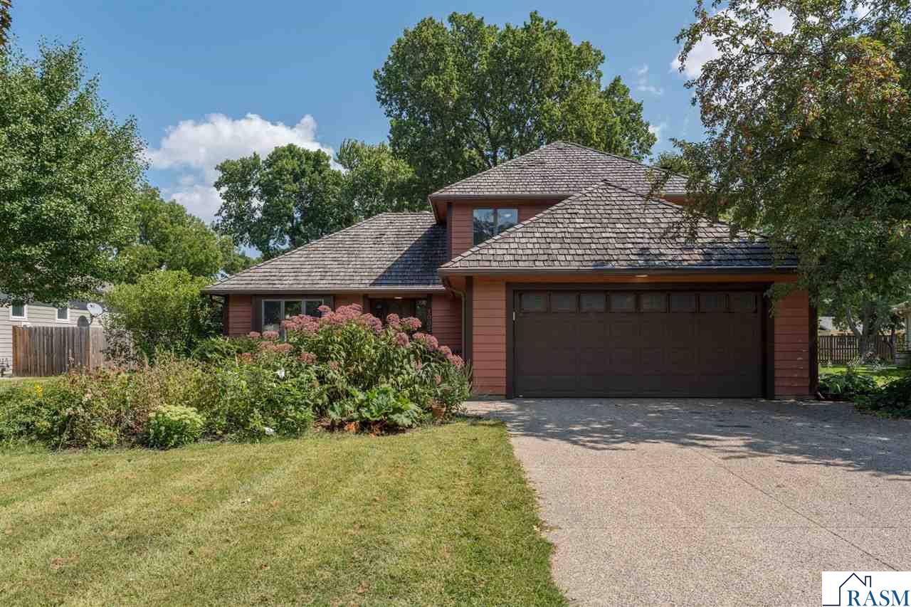 1002 Oak Terrace Drive, North Mankato, MN 56003 Listing Photo  2