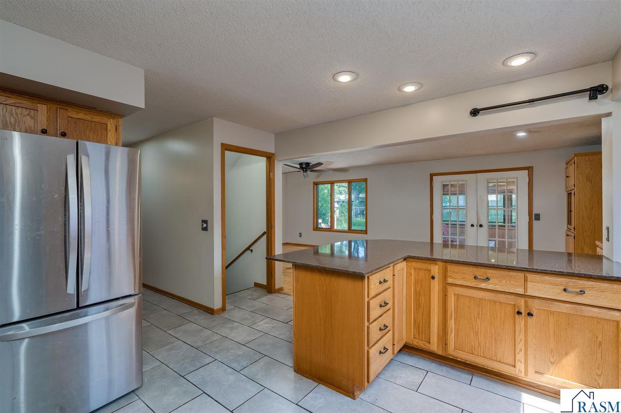 1002 Oak Terrace Drive, North Mankato, MN 56003 Listing Photo  11