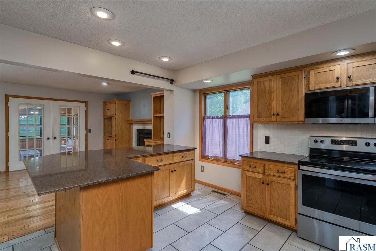 1002 Oak Terrace Drive, North Mankato, MN 56003 Listing Photo  12