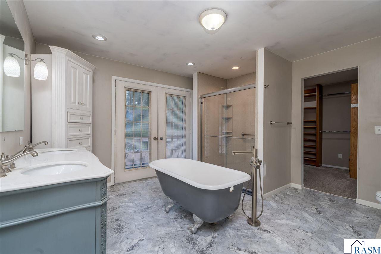 1002 Oak Terrace Drive, North Mankato, MN 56003 Listing Photo  20