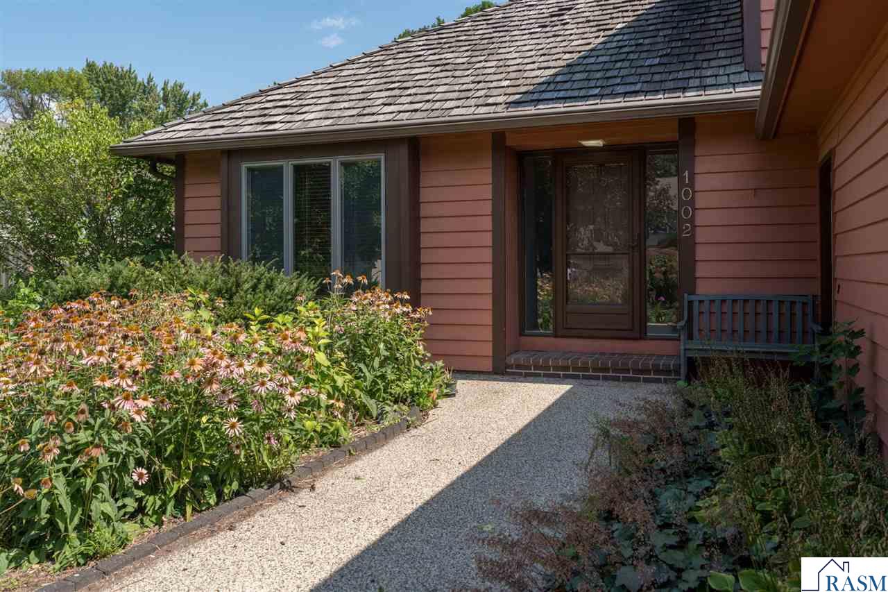 1002 Oak Terrace Drive, North Mankato, MN 56003 Listing Photo  3