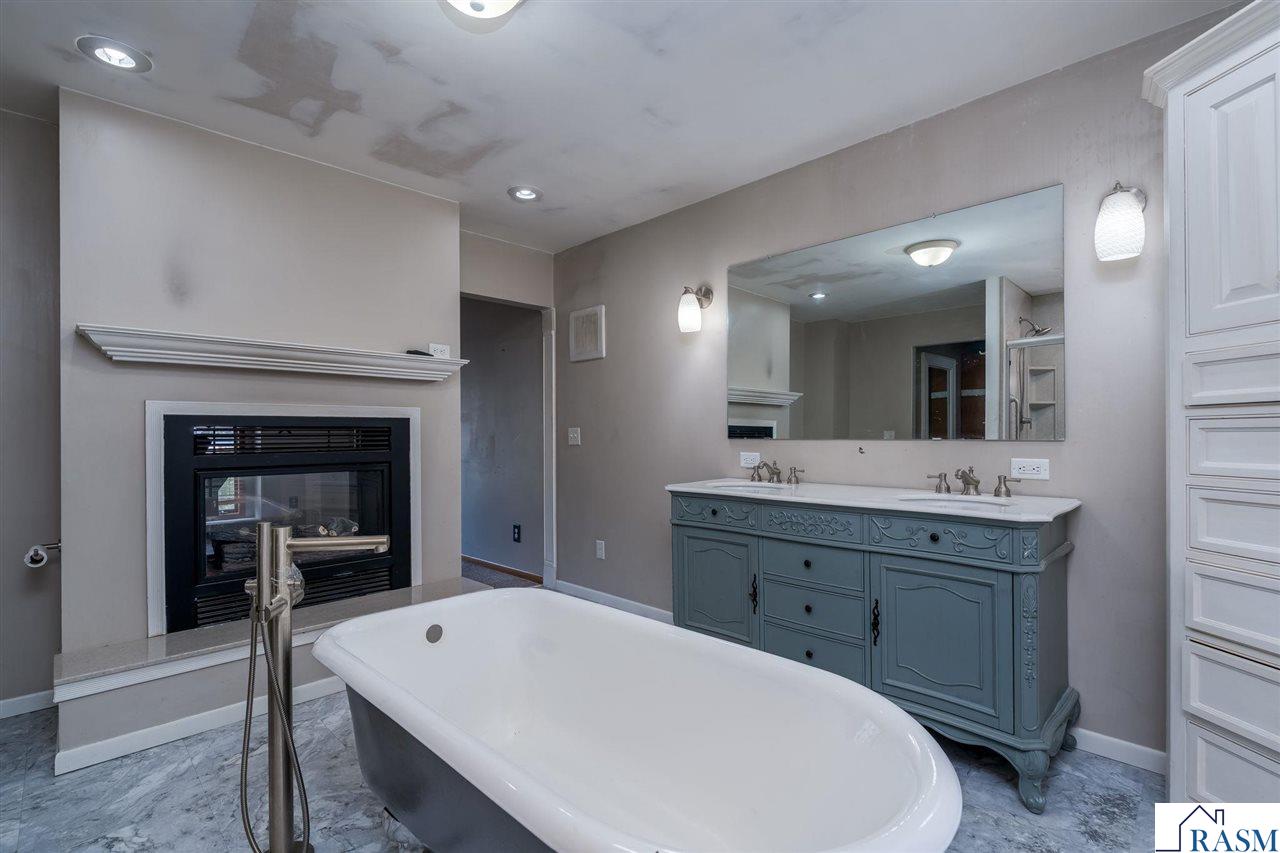 1002 Oak Terrace Drive, North Mankato, MN 56003 Listing Photo  22
