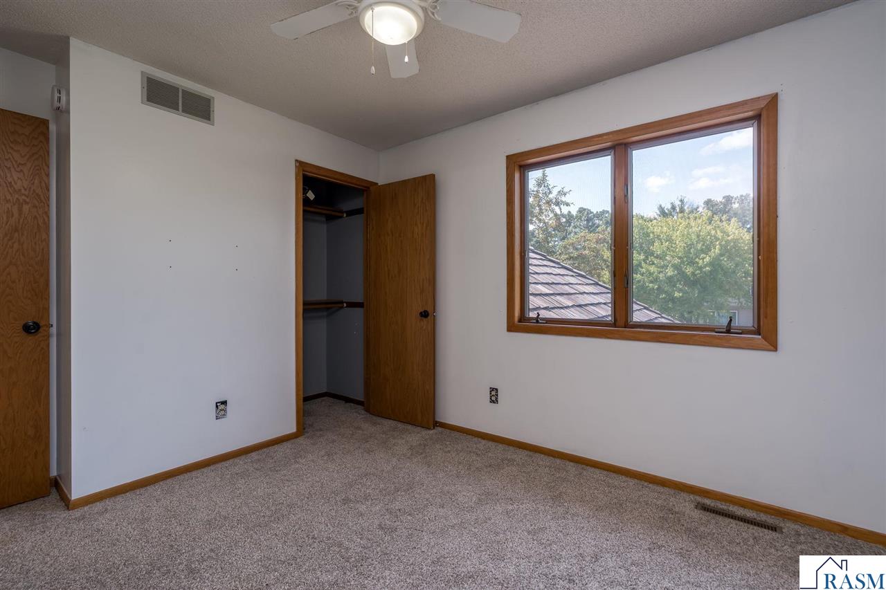 1002 Oak Terrace Drive, North Mankato, MN 56003 Listing Photo  29