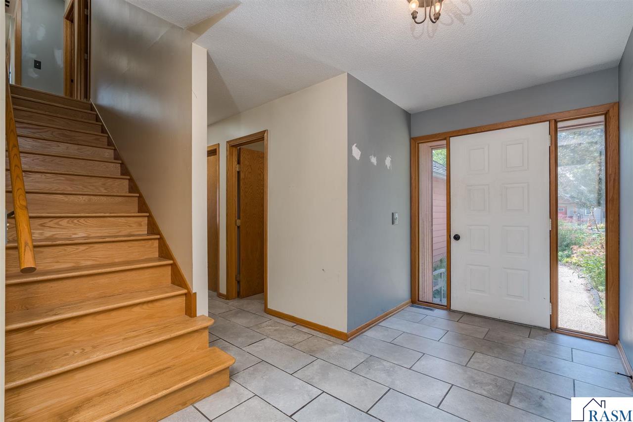 1002 Oak Terrace Drive, North Mankato, MN 56003 Listing Photo  4