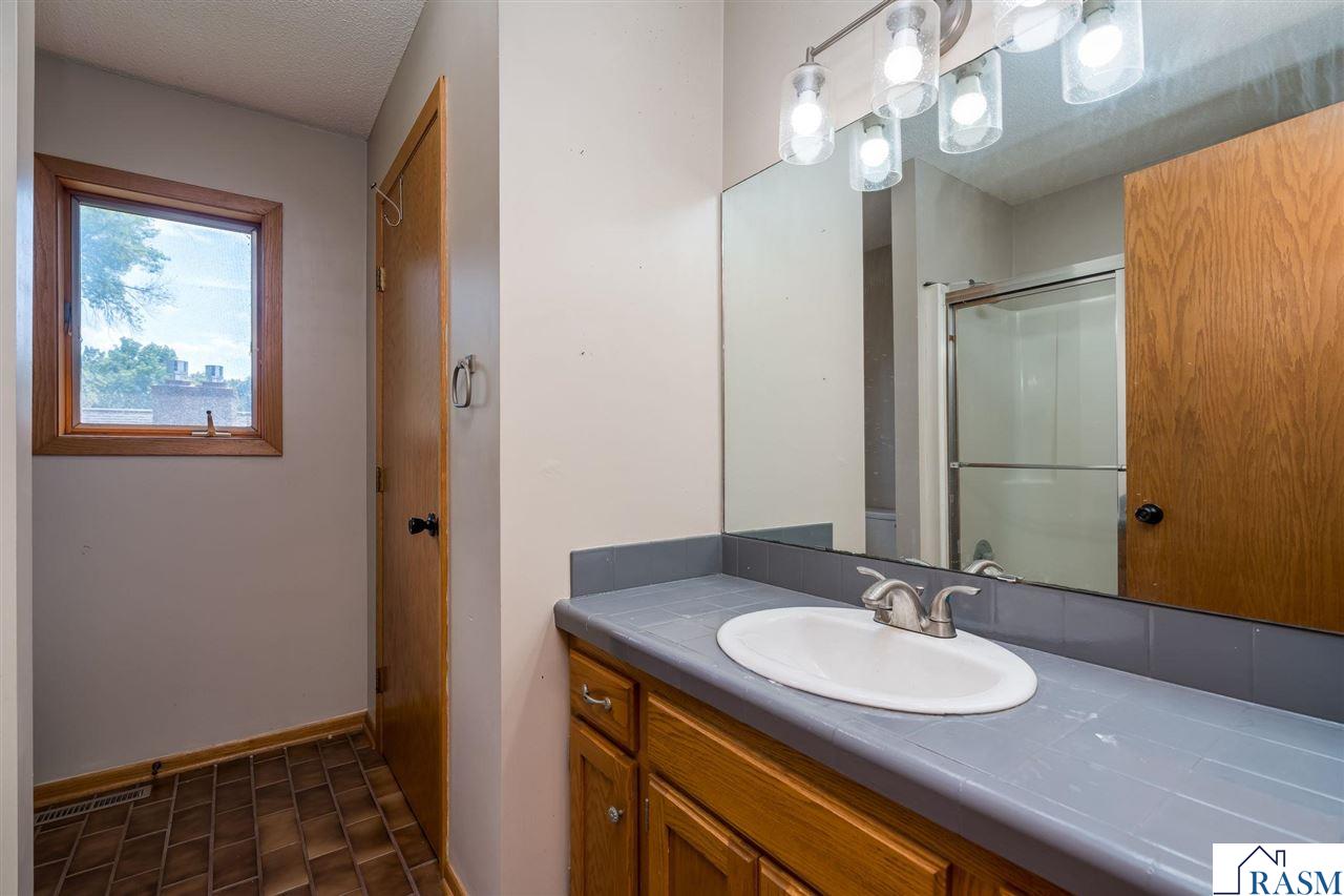 1002 Oak Terrace Drive, North Mankato, MN 56003 Listing Photo  31
