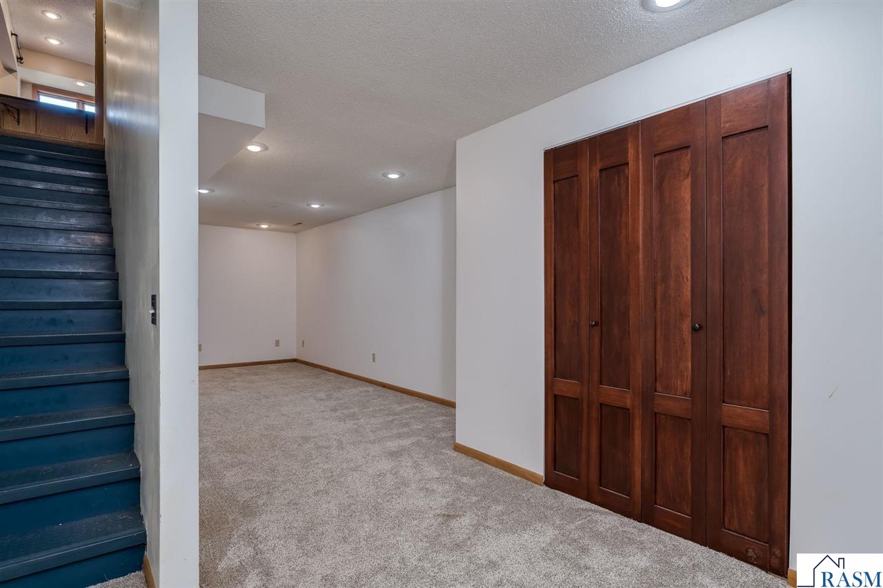 1002 Oak Terrace Drive, North Mankato, MN 56003 Listing Photo  32