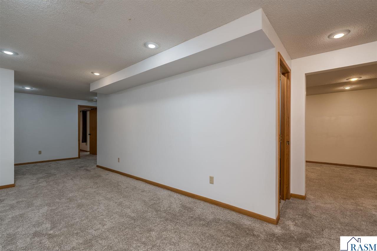 1002 Oak Terrace Drive, North Mankato, MN 56003 Listing Photo  33