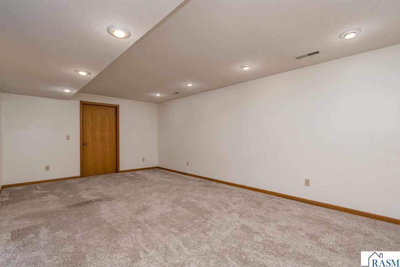 1002 Oak Terrace Drive, North Mankato, MN 56003 Listing Photo  38