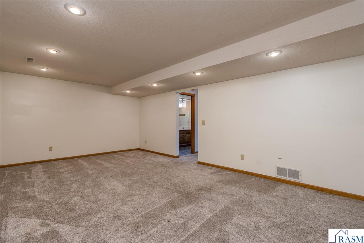 1002 Oak Terrace Drive, North Mankato, MN 56003 Listing Photo  39