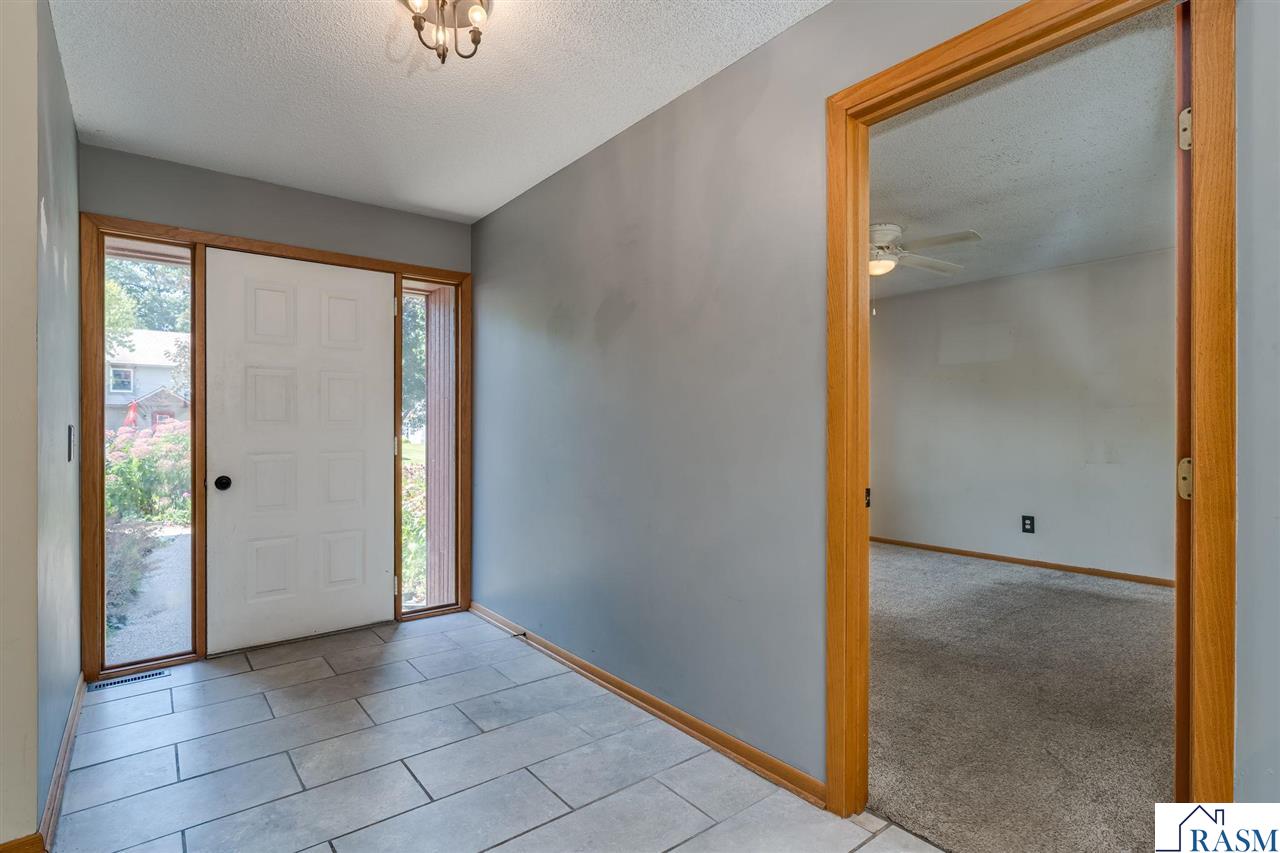 1002 Oak Terrace Drive, North Mankato, MN 56003 Listing Photo  5