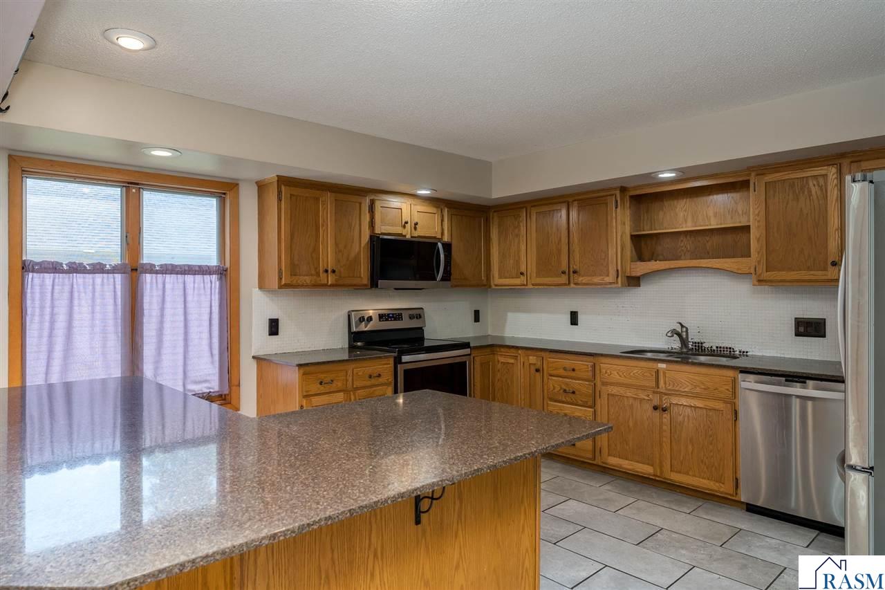 1002 Oak Terrace Drive, North Mankato, MN 56003 Listing Photo  10