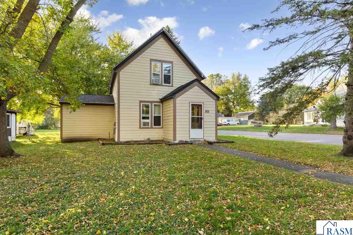 302 S Renville Street, Winthrop, MN 55396 Listing Photo  2