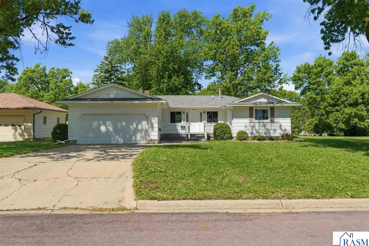 1224 S Ramsey Street, Blue Earth, MN 56013 Listing Photo  1