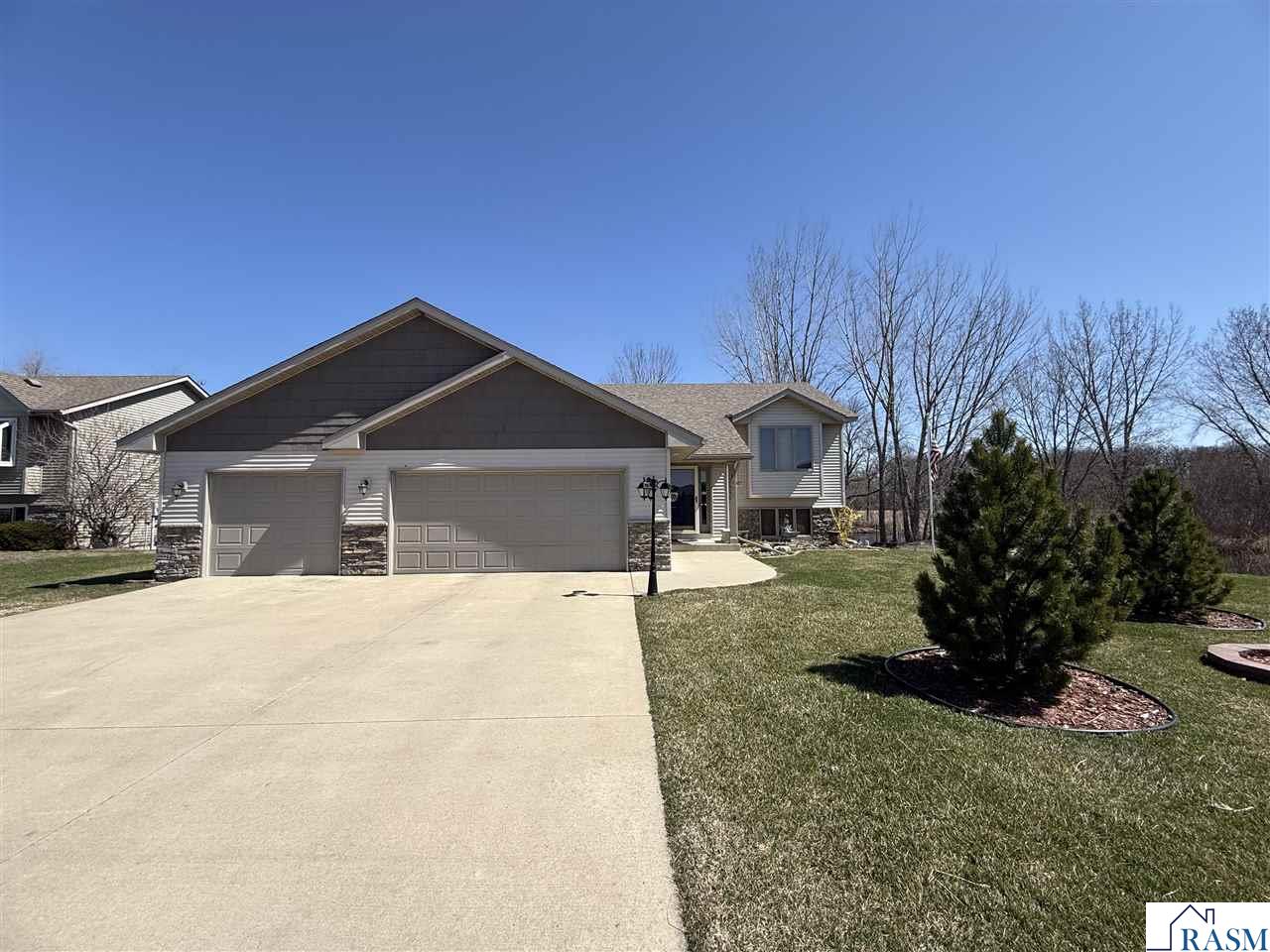 1005 SE 12 Street, Waseca, MN 56093 Listing Photo  1