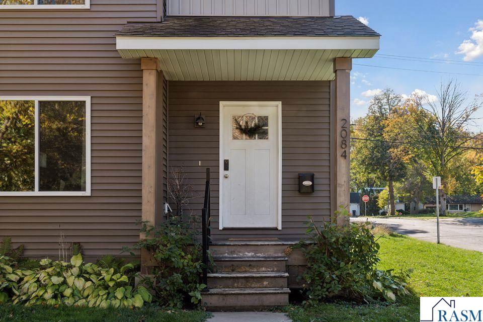 2084 E Reaney Avenue, St. Paul, MN 55119-3946 Listing Photo  2