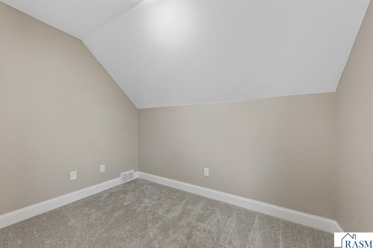 515 SW Benzel Avenue, Madelia, MN 56062 Listing Photo  21