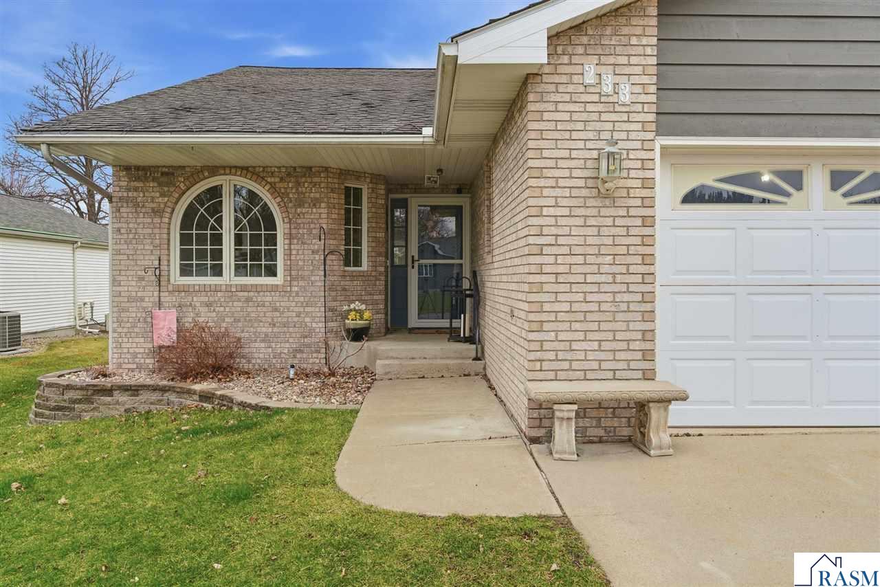 233 Gilbert Ave SW, Madelia, MN 56062 Listing Photo  2