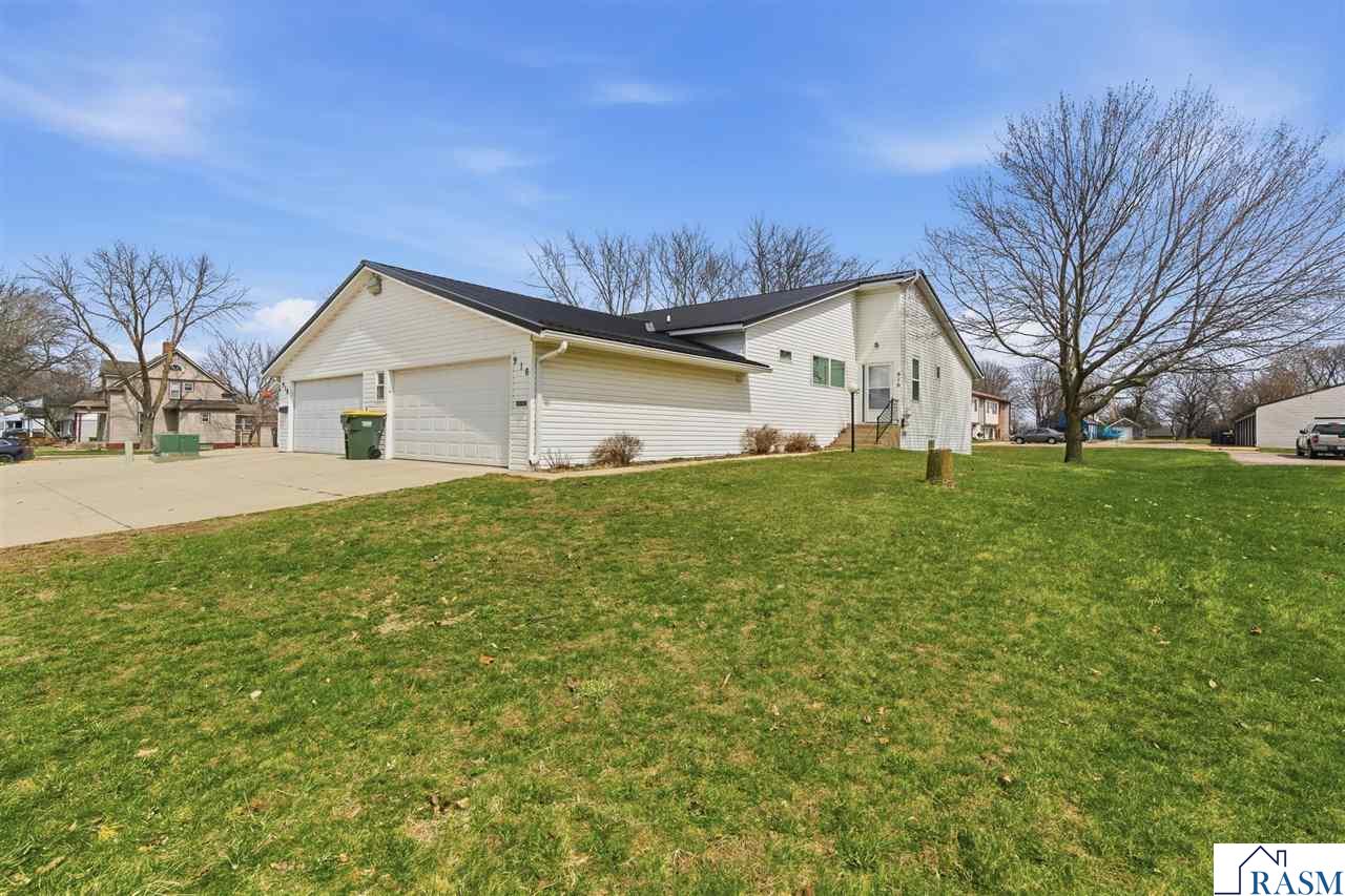 916 N Armstrong Boulevard, St. James, MN 56081 Listing Photo  1