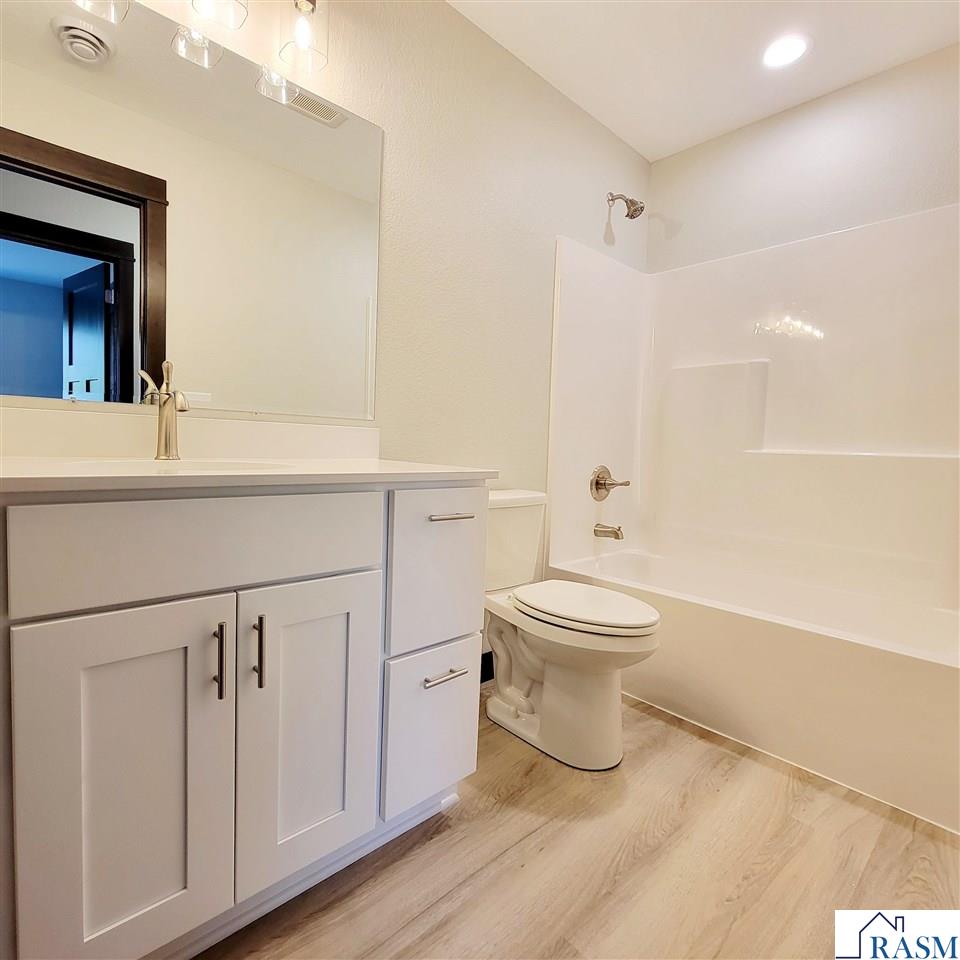 1066 Cullen Street, St. Peter, MN 56082-2538 Listing Photo  15