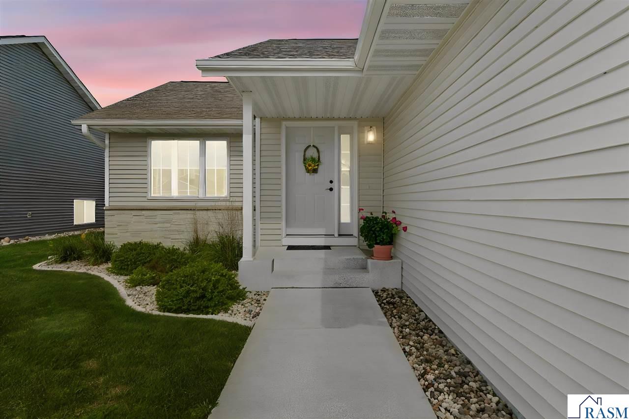 2004 Bluestem Drive, Mankato, MN 56001 Listing Photo  1