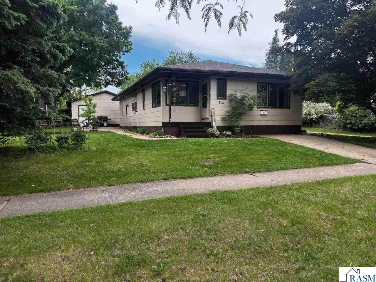 312 W Jefferson Avenue, St. Peter, MN 56082 Listing Photo  2