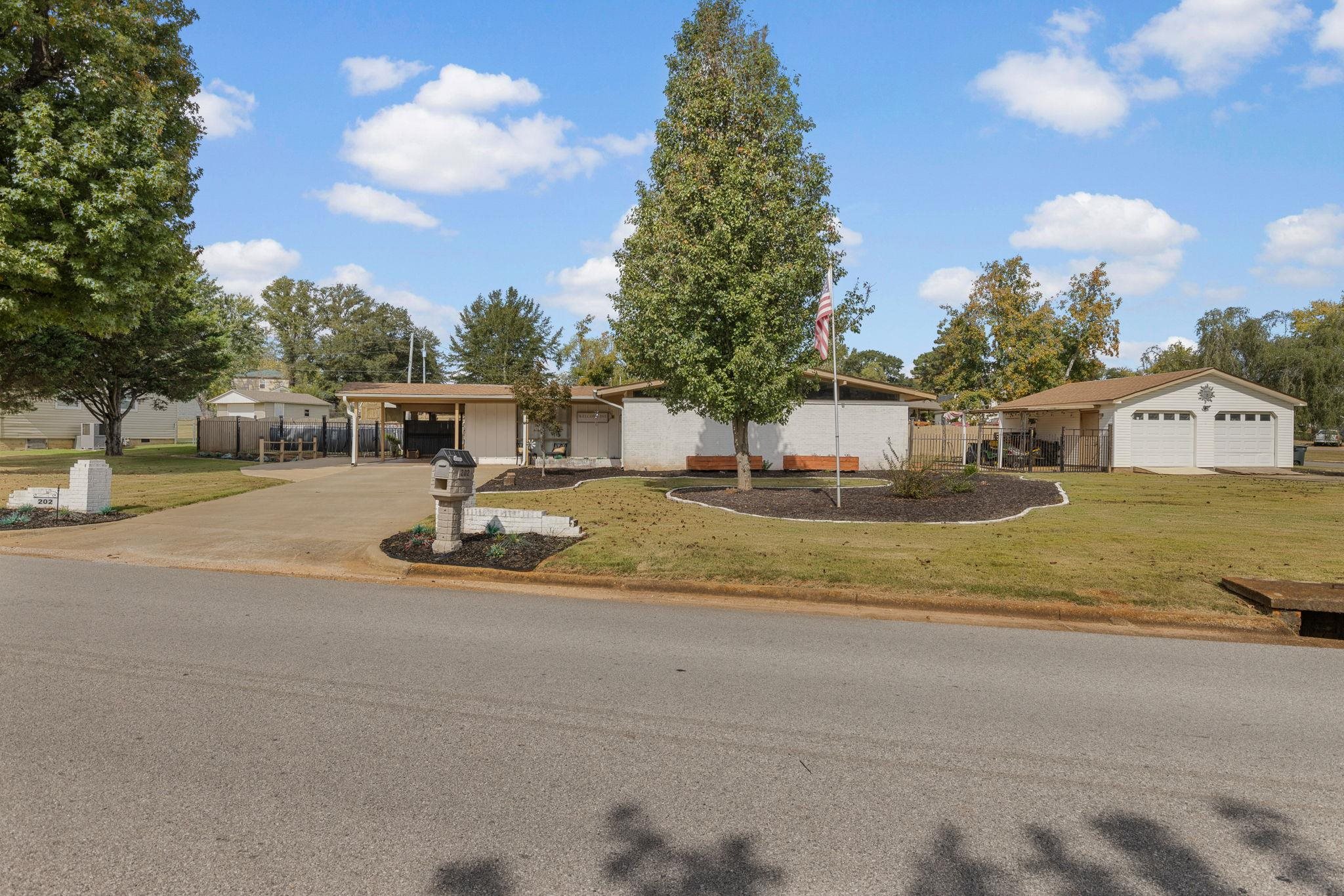 202 Davis Ave, Florence, AL 35633 — photo 2