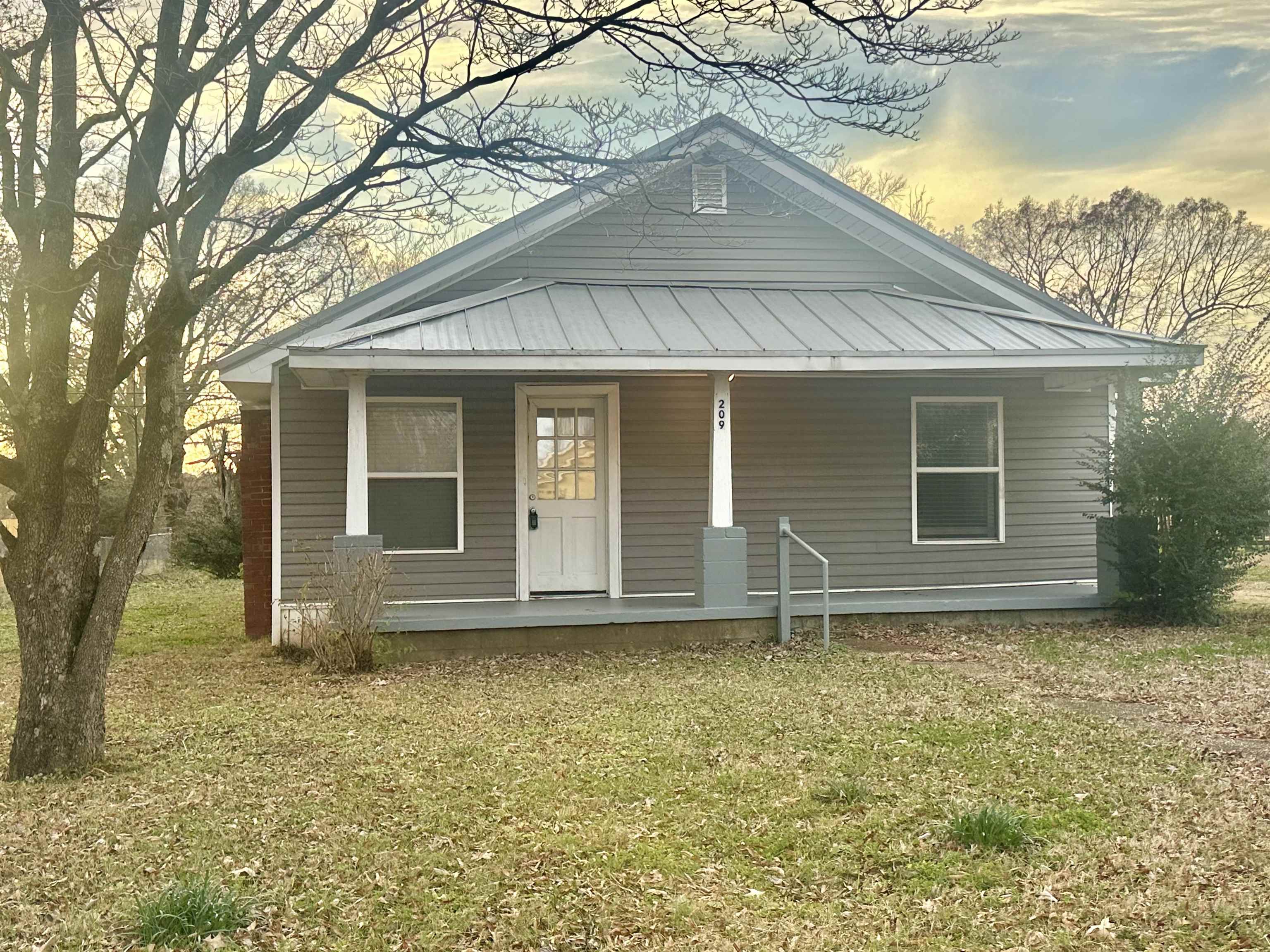 209 N Weakley St, Florence, AL 35630 — photo 1