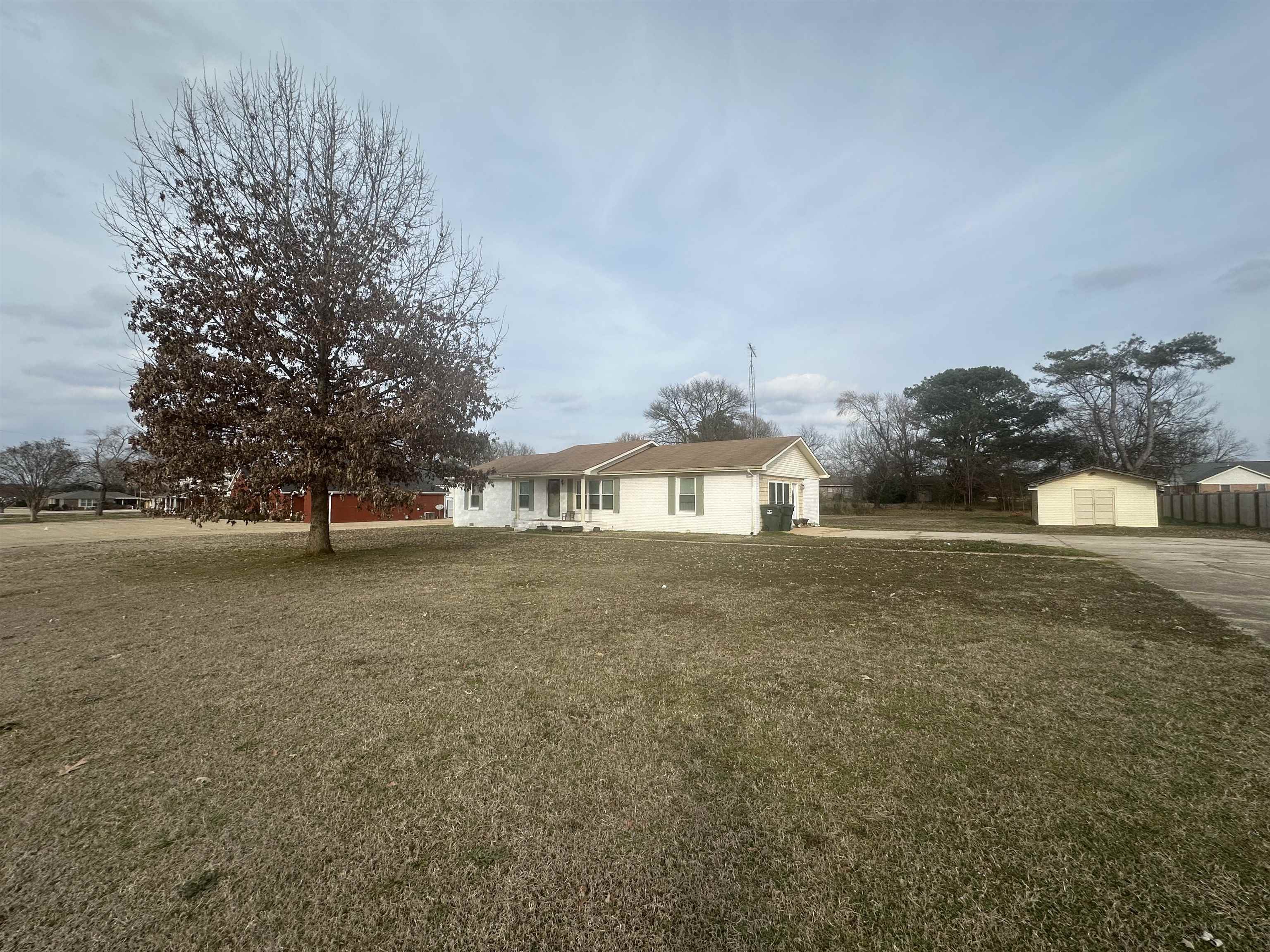690 Blake Dr, Tuscumbia, AL 35674 — photo 2