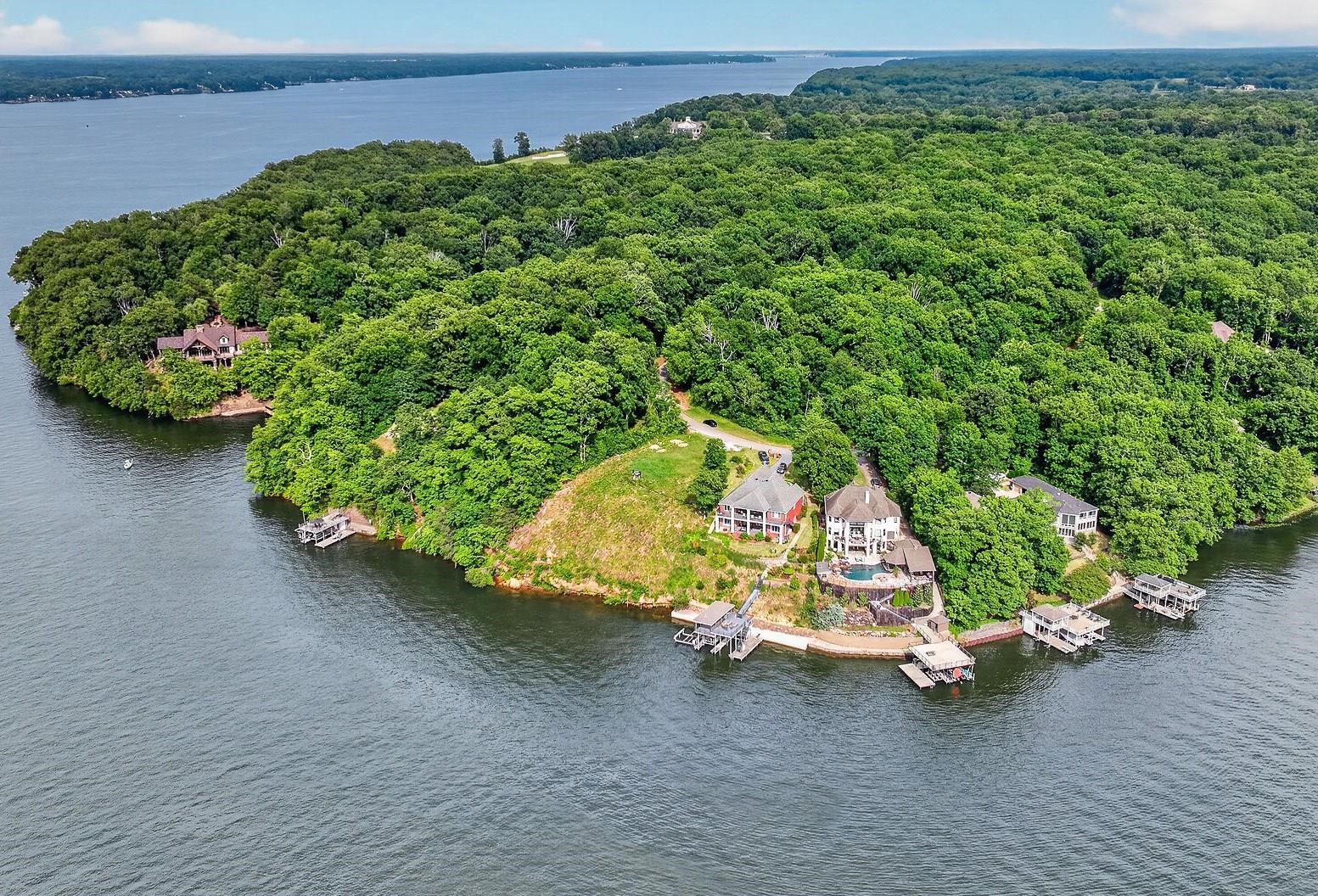 551 Wilson Lake Dr, Muscle Shoals, AL 35661 — photo 1