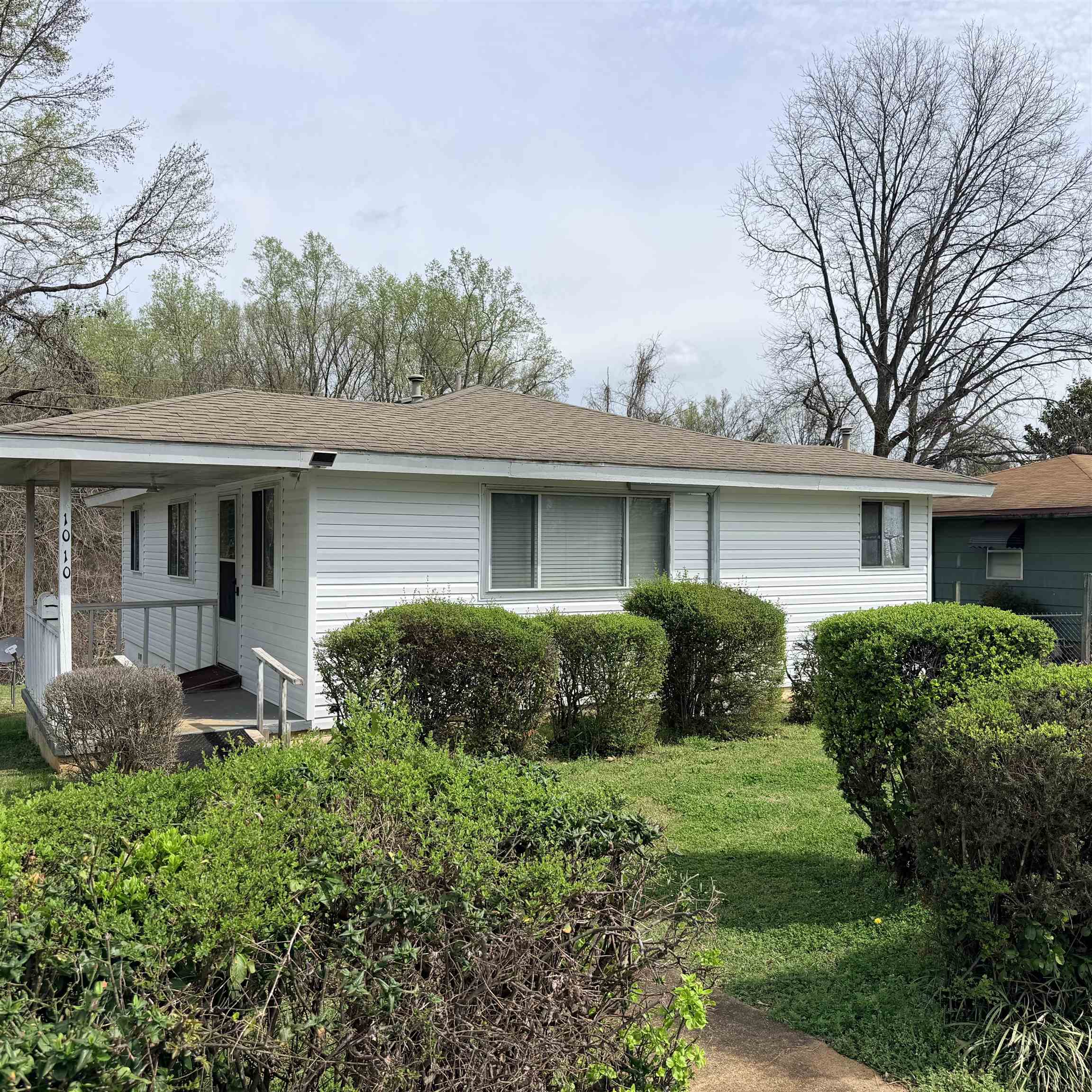 1010 W Irvine Ave, Florence, AL 35630 — photo 1
