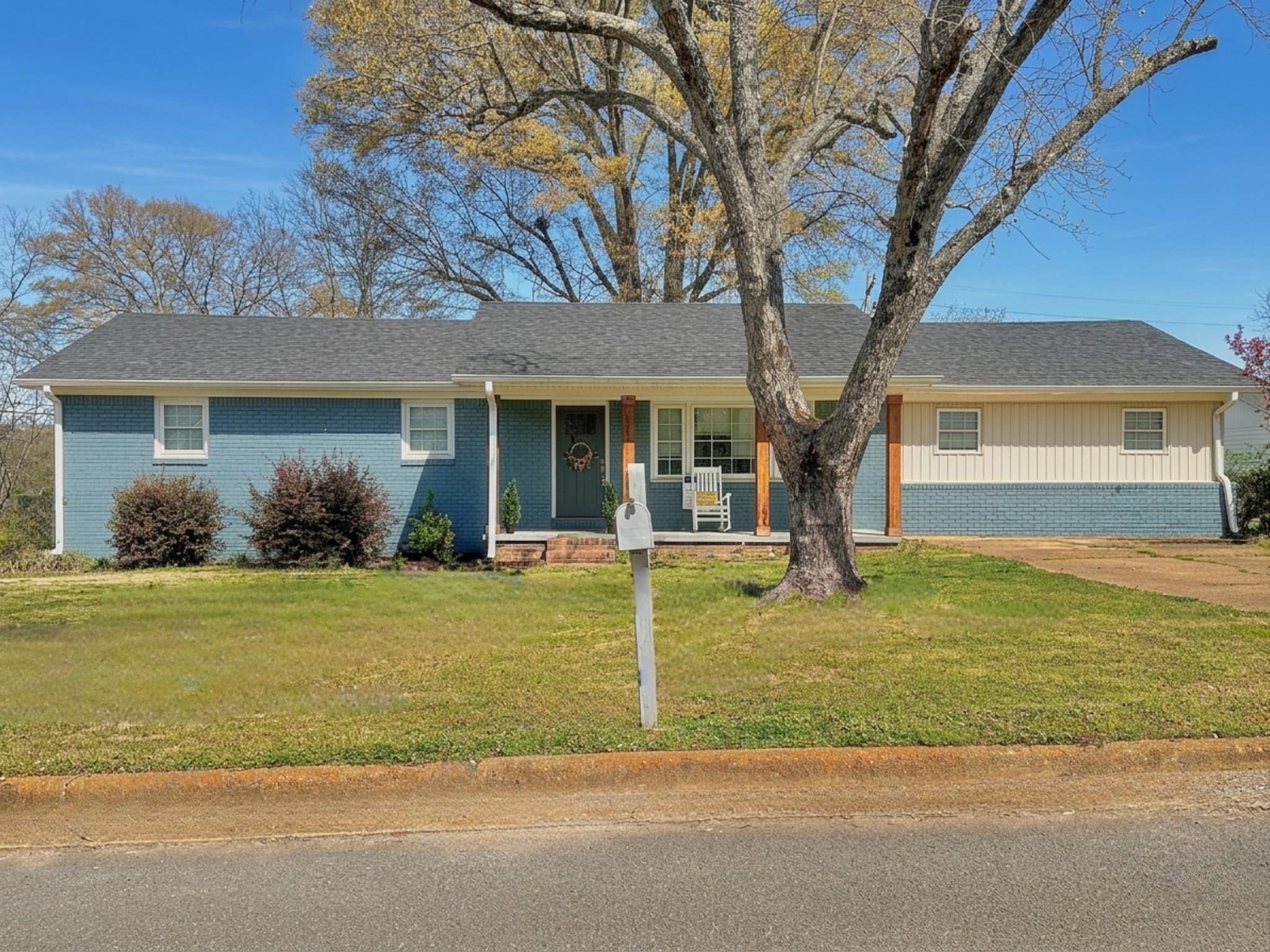 1009 Hemlock St, Tuscumbia, AL 35674 — photo 2