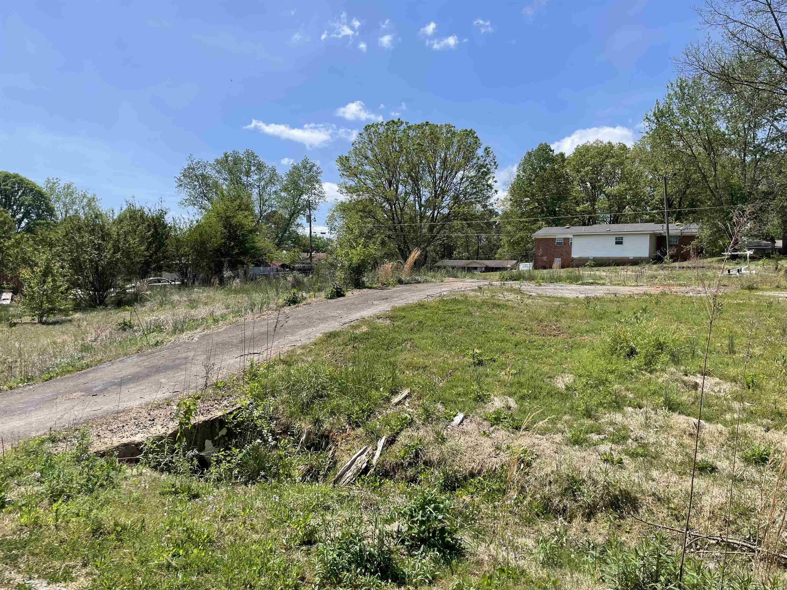 Great building lot in established subdivision with driveway in place. The home that was on the lot is no longer there.