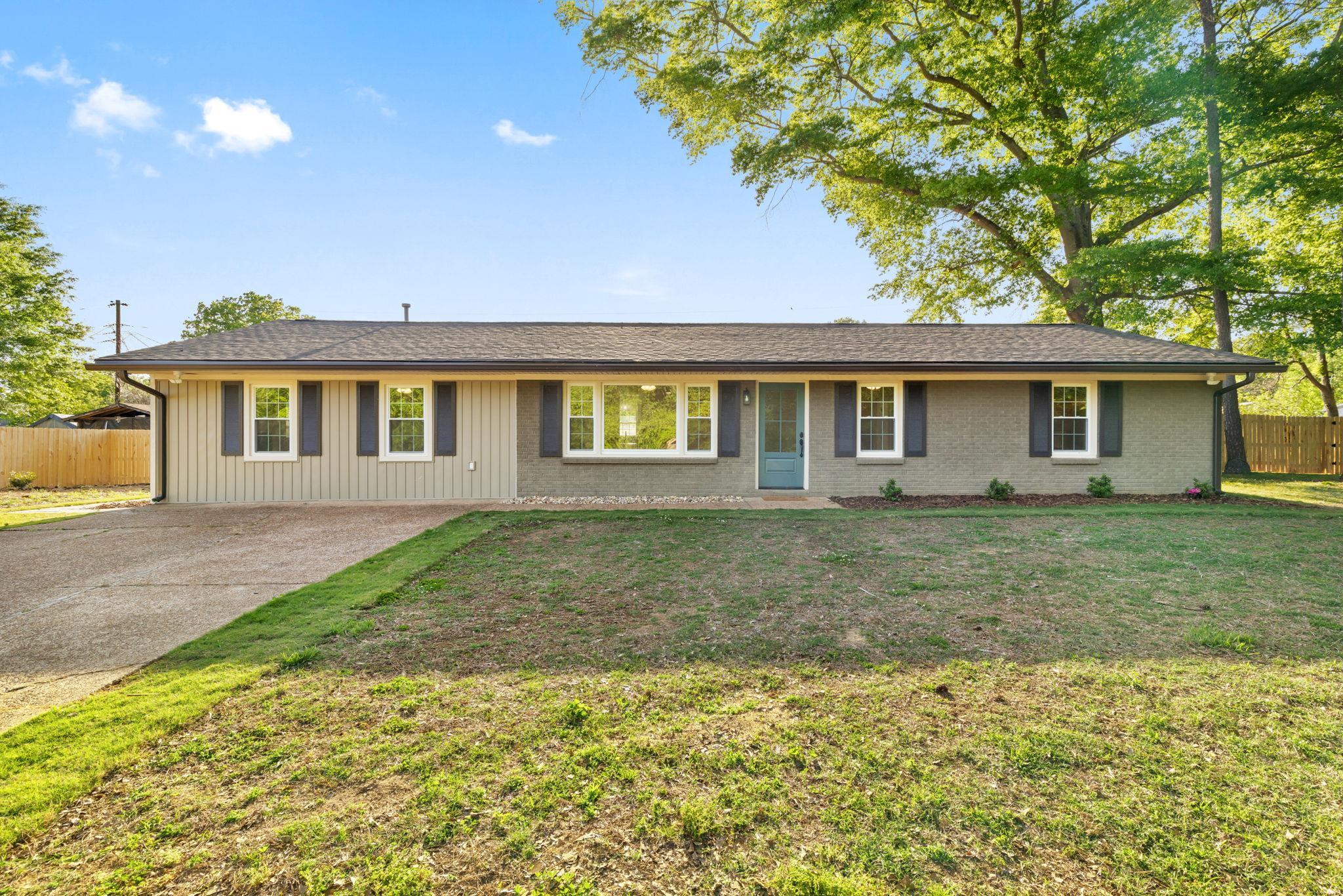 402 Thorne St, Florence, AL 35630 — photo 1