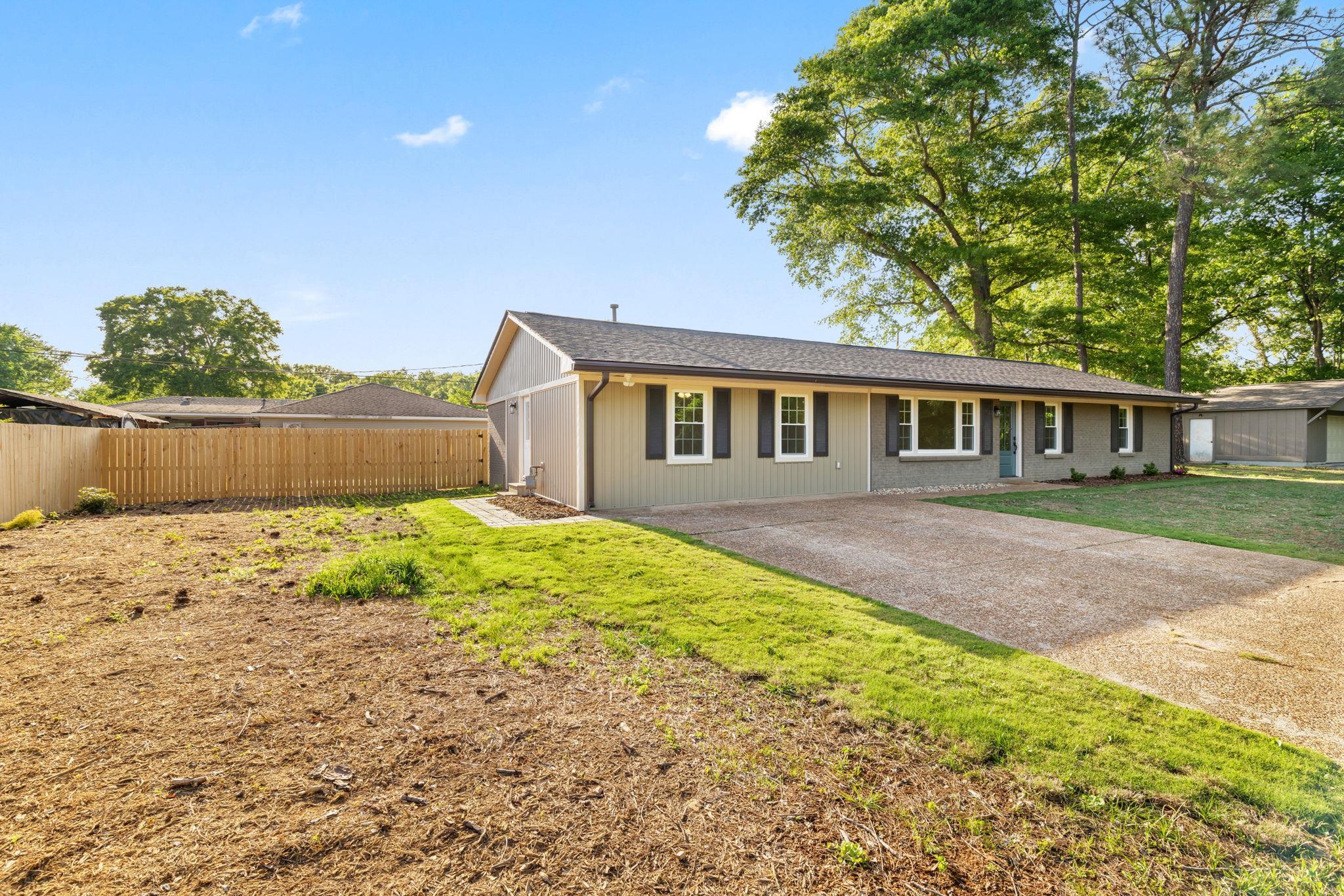 402 Thorne St, Florence, AL 35630 — photo 2