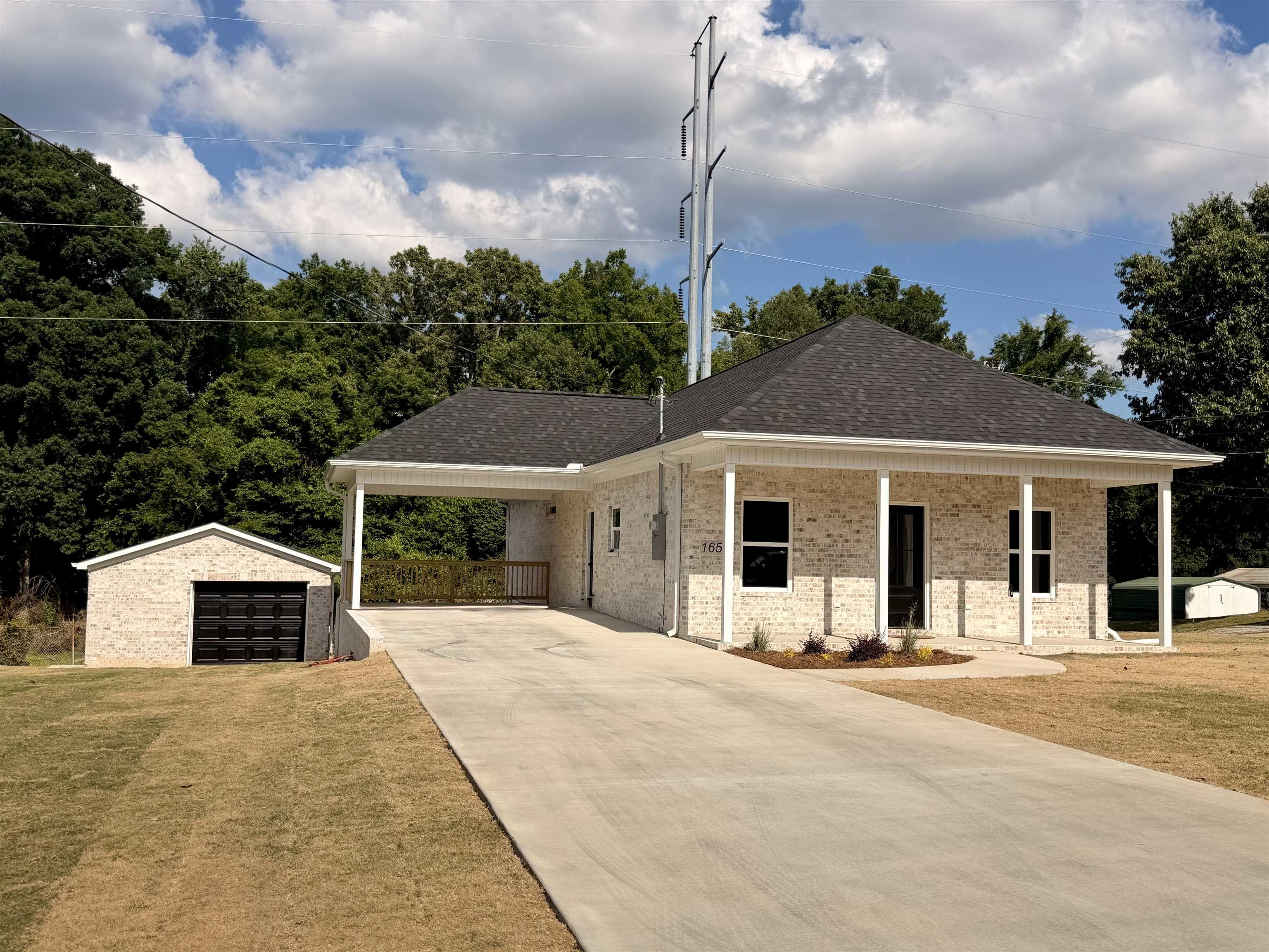 165 E Lakeside Dr, Florence, AL 35630 — photo 1