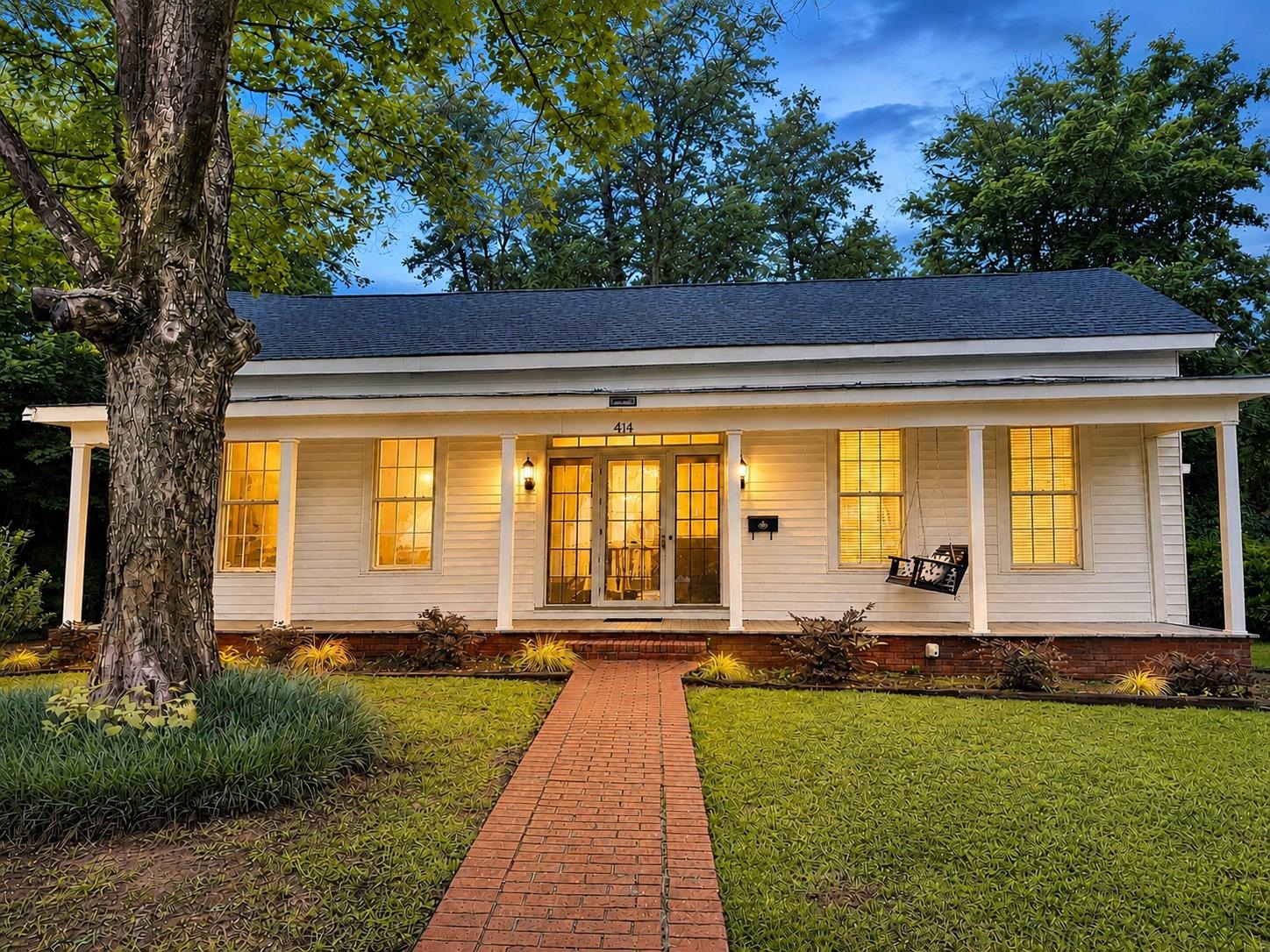 414 N Poplar St, Florence, AL 35630 — photo 1