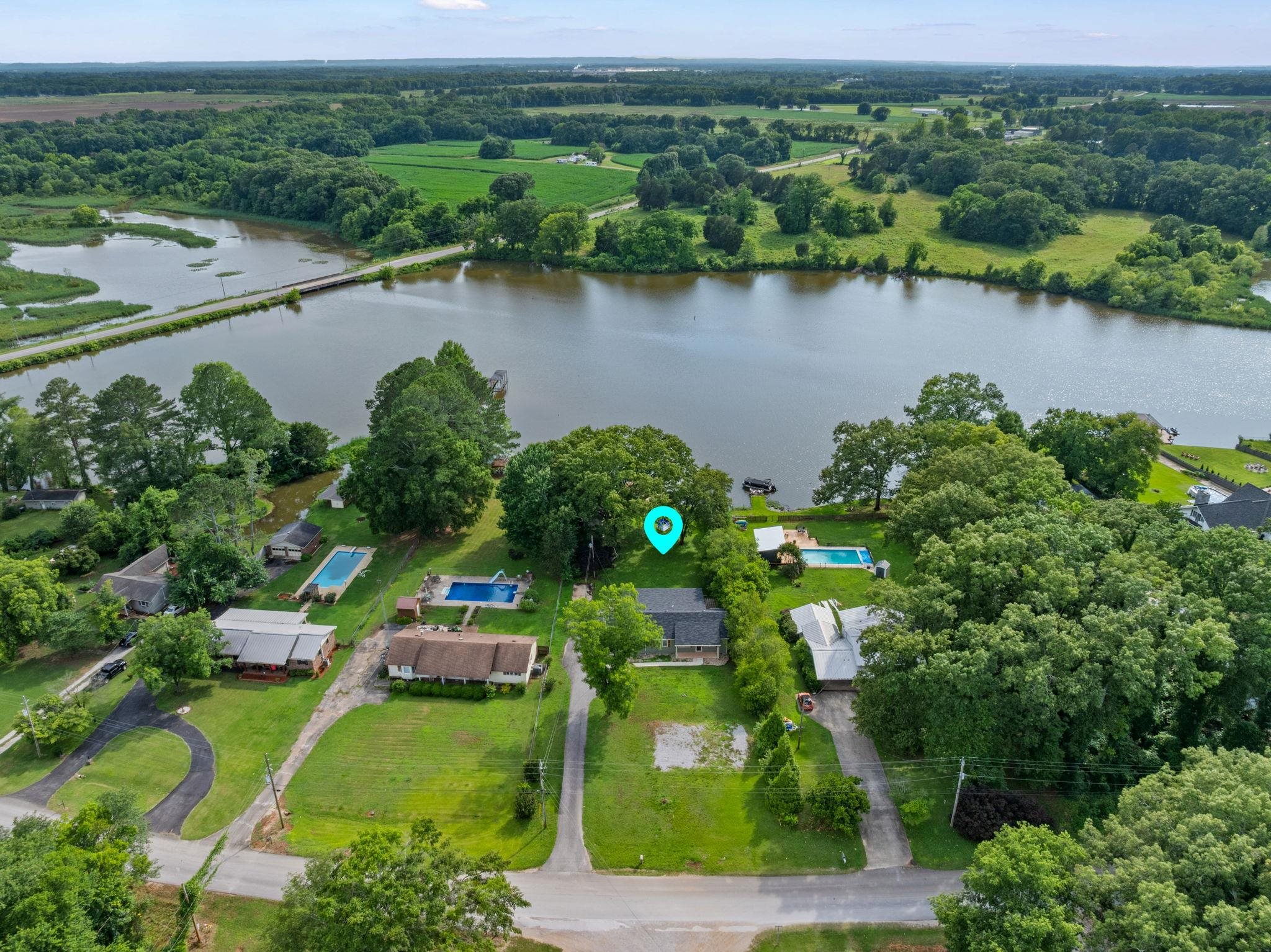 195 Lakewood Dr, Muscle Shoals, AL 35661 — photo 1