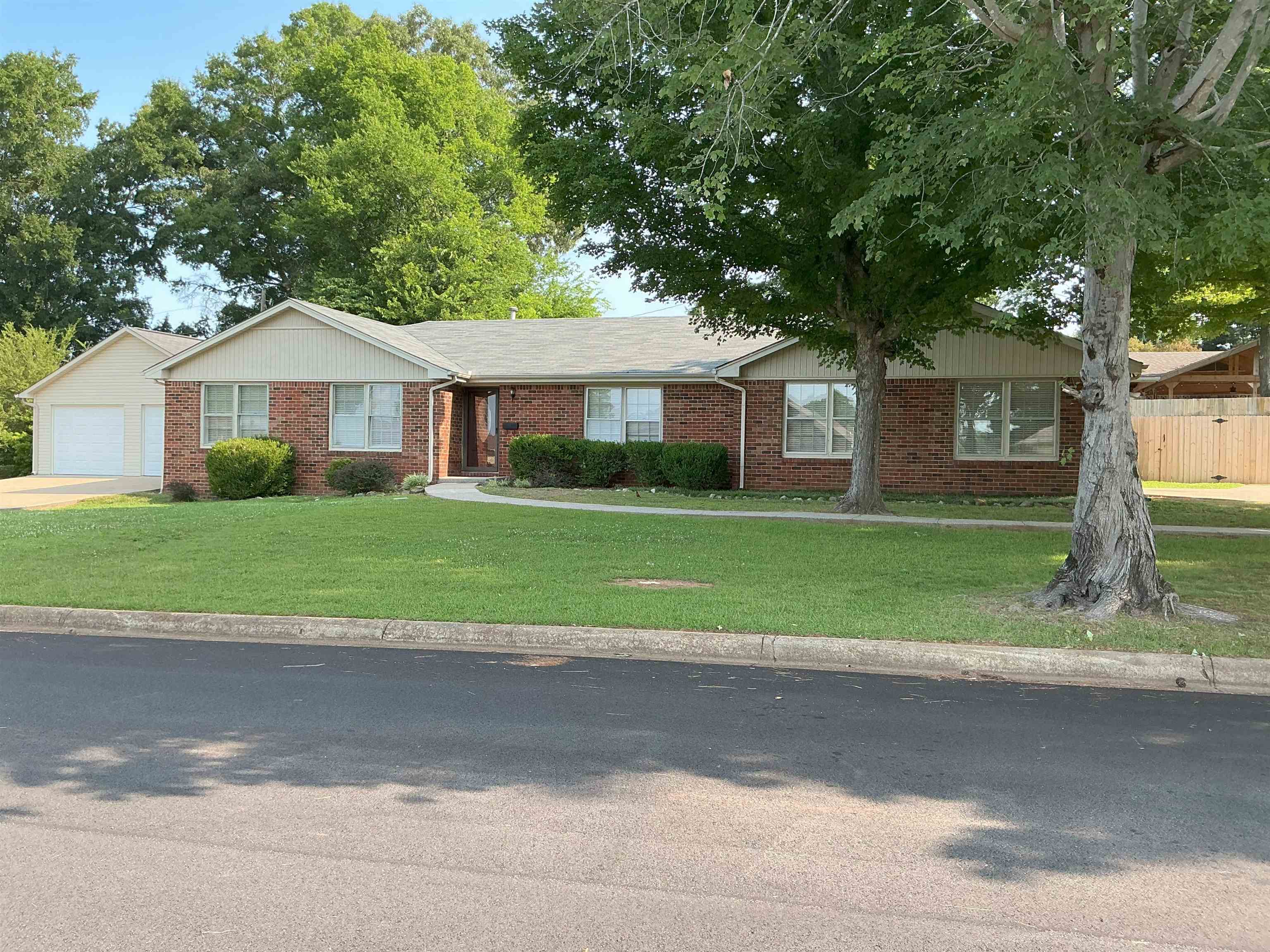 319 Louise St, Florence, AL 35633 — photo 1