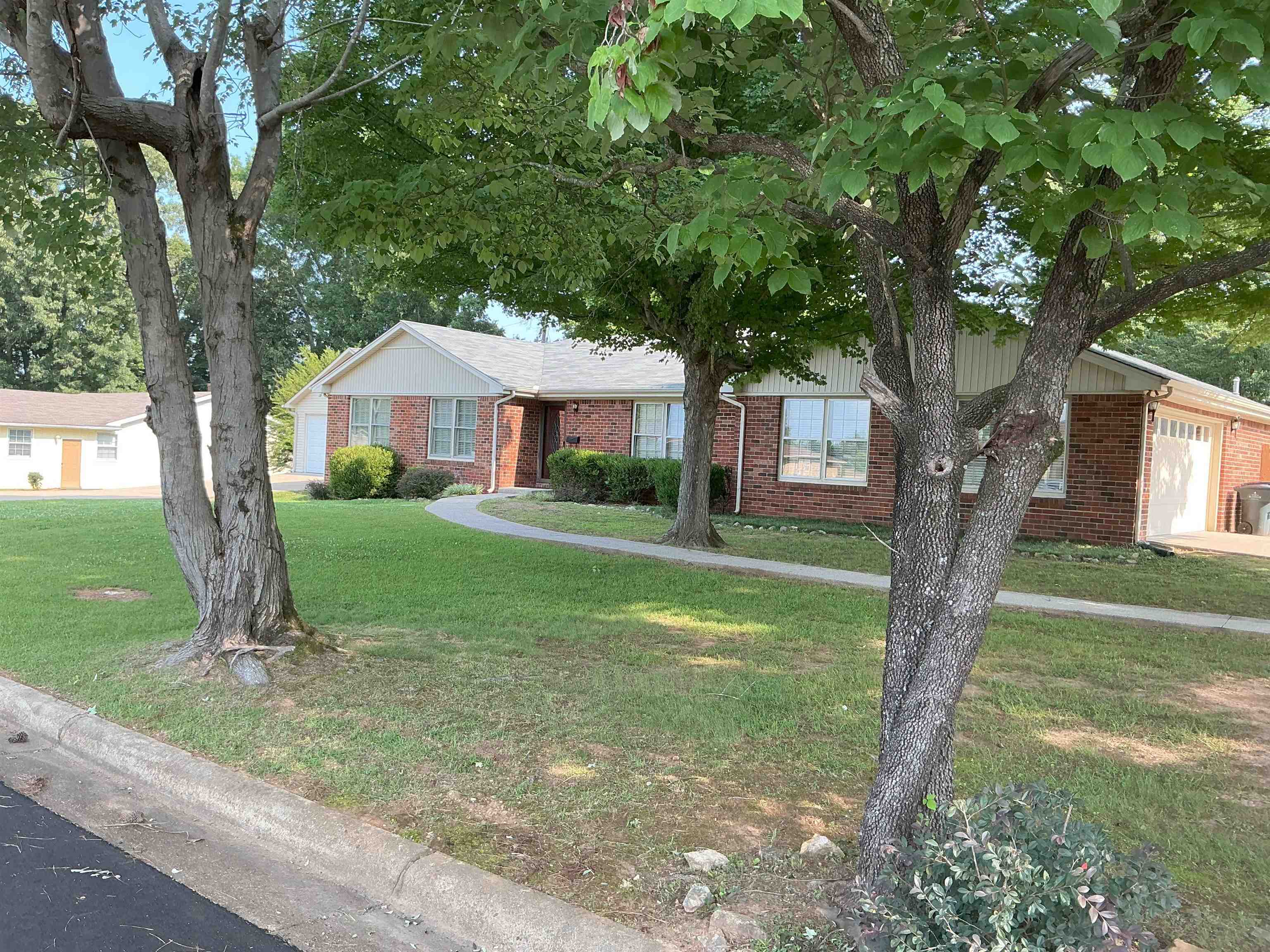 319 Louise St, Florence, AL 35633 — photo 2