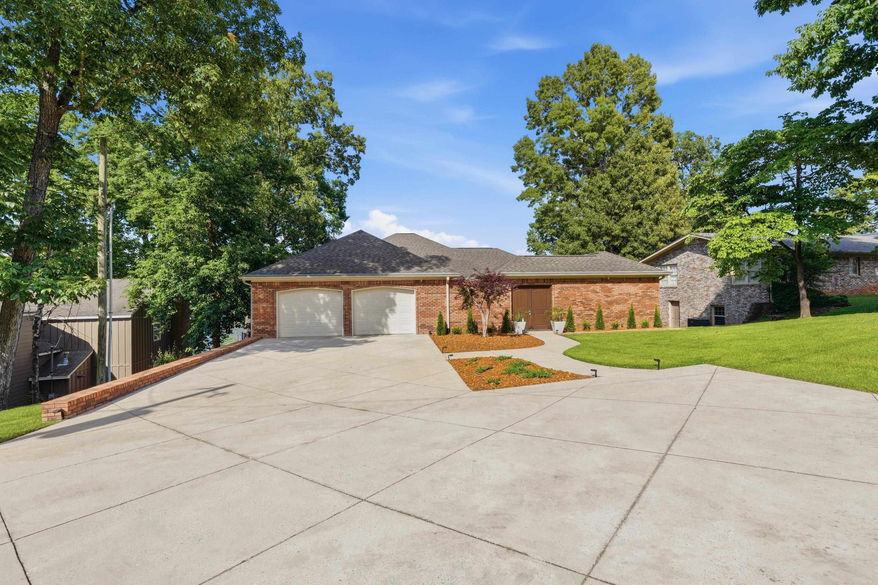 331 Carson Rd, Muscle Shoals, AL 35661 — photo 1