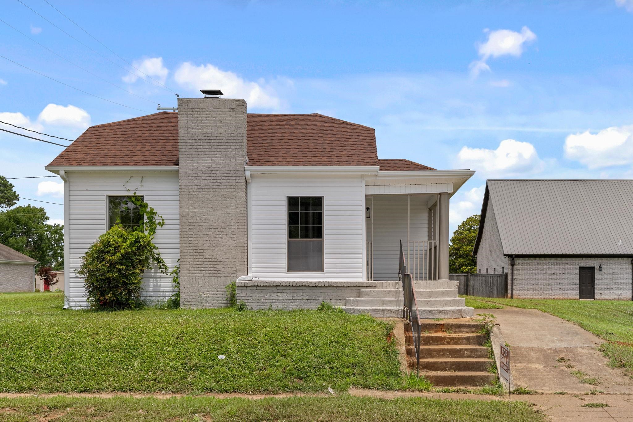104 W Hollywood Ave, Muscle Shoals, AL 35661 — photo 1