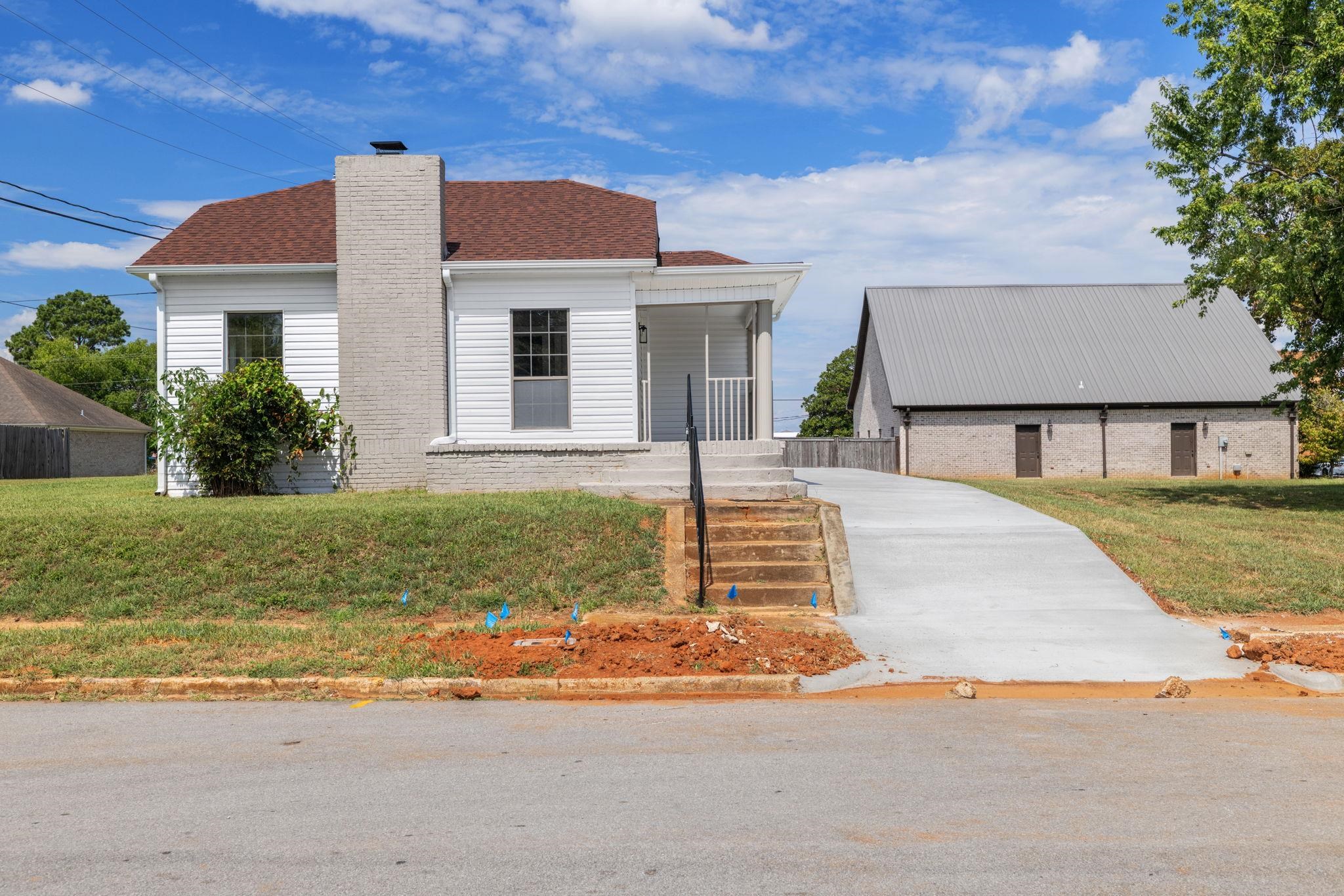 104 W Hollywood Ave, Muscle Shoals, AL 35661 — photo 1