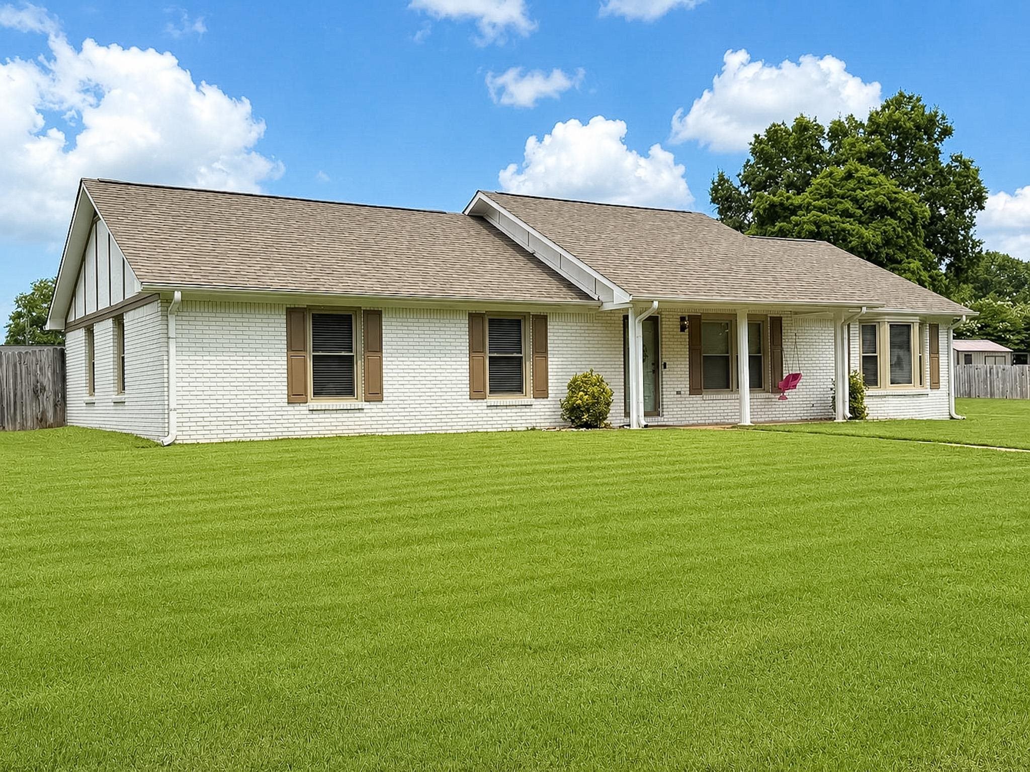 133 E Oak Hill Dr, Florence, AL 35633 — photo 1
