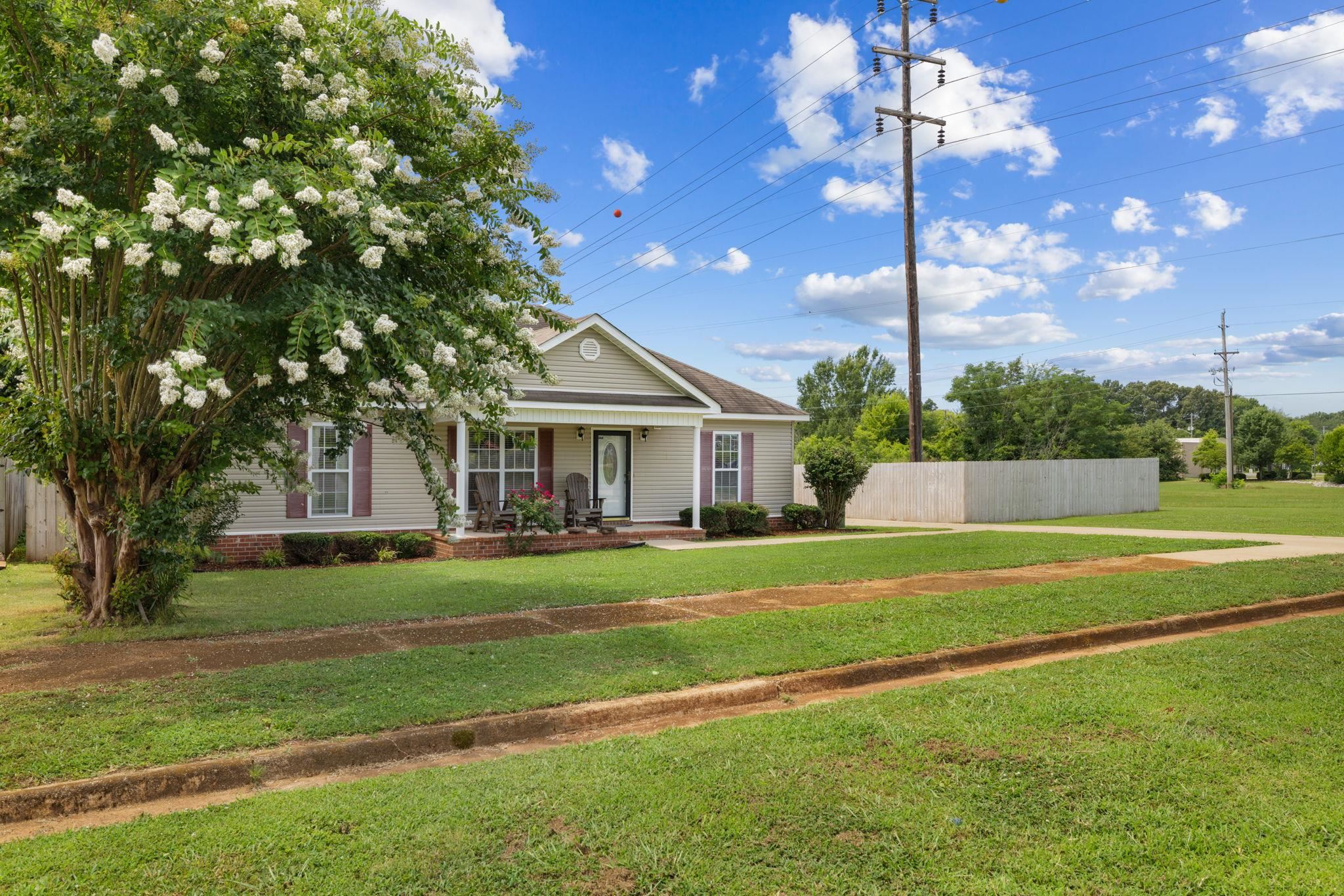 100 W Michigan Ave, Muscle Shoals, AL 35661 — photo 1