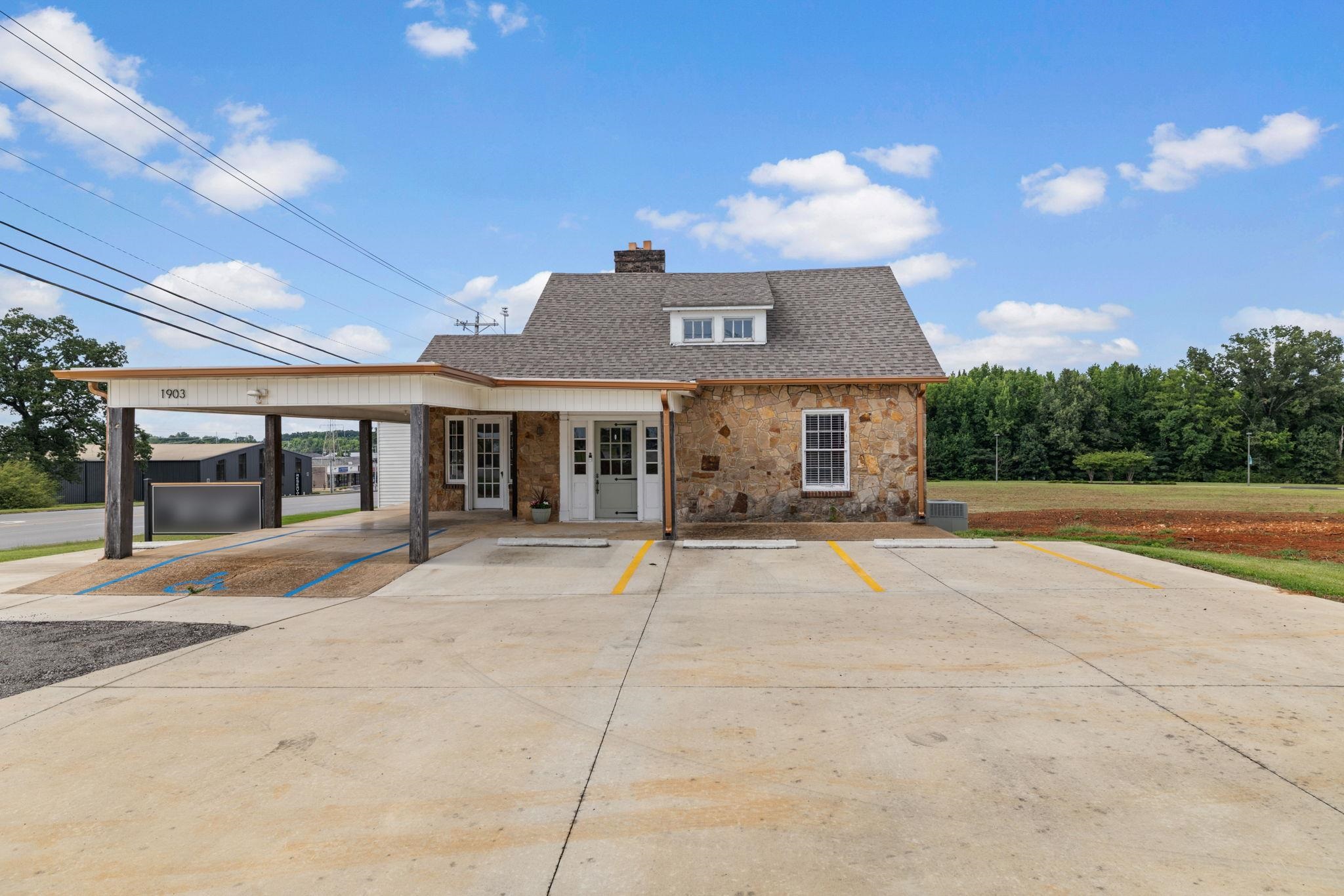 1903 Philadelphia Ave, Muscle Shoals, AL 35661 — photo 1