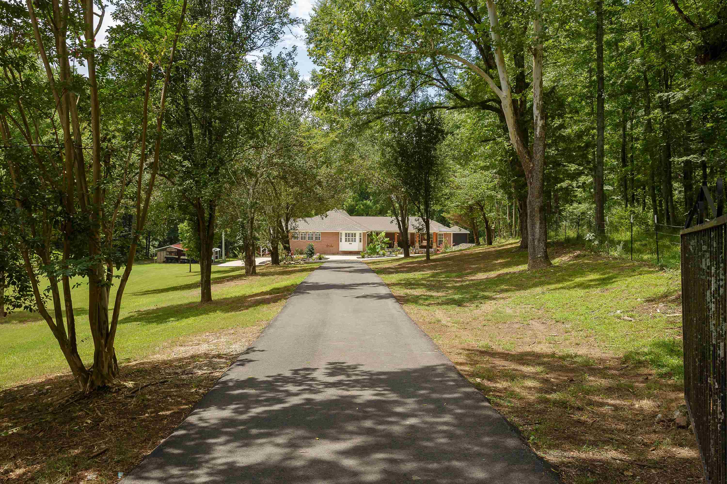 668 Lingerlost Rd, Killen, AL 35645 — photo 2