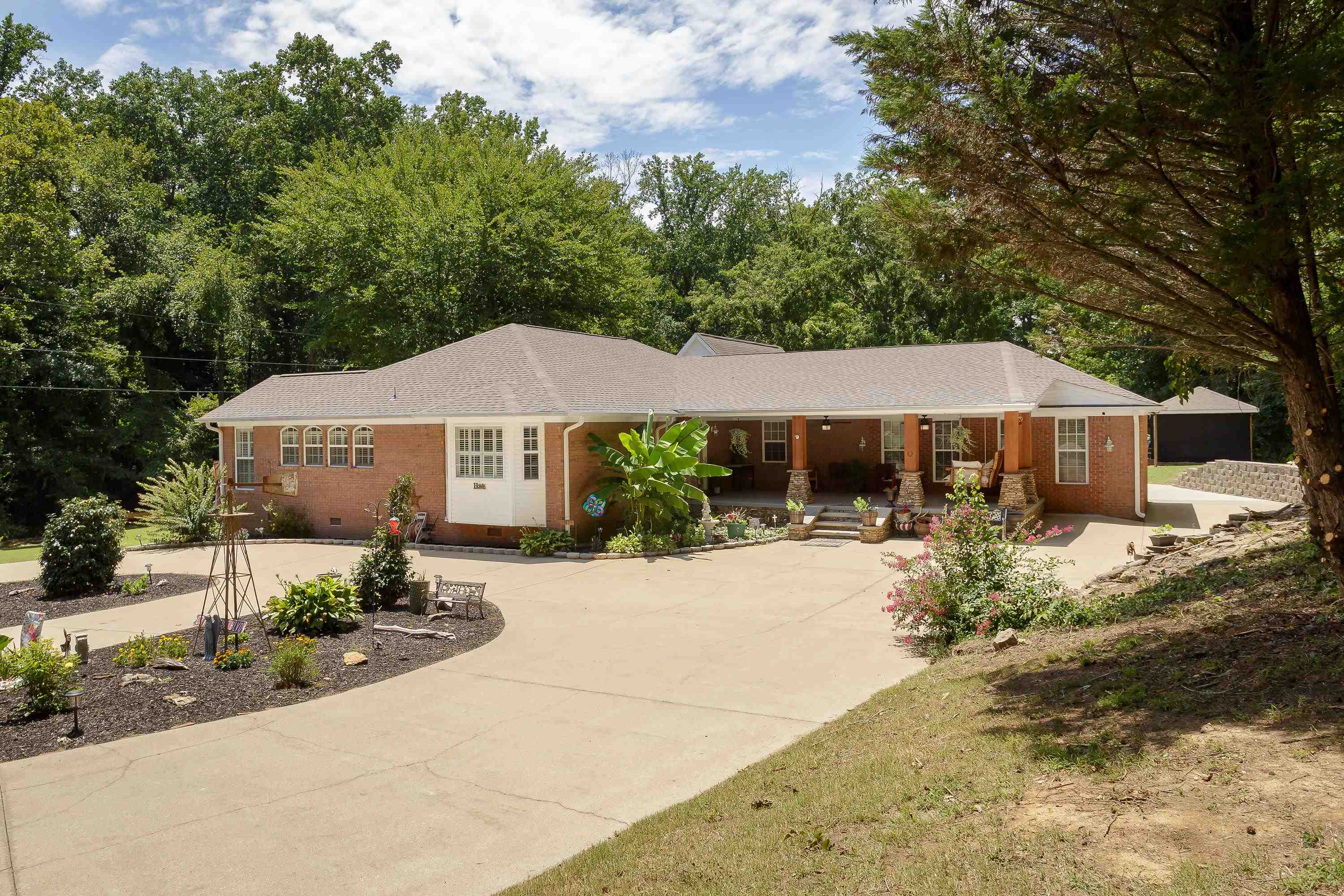 668 Lingerlost Rd, Killen, AL 35645 — photo 3