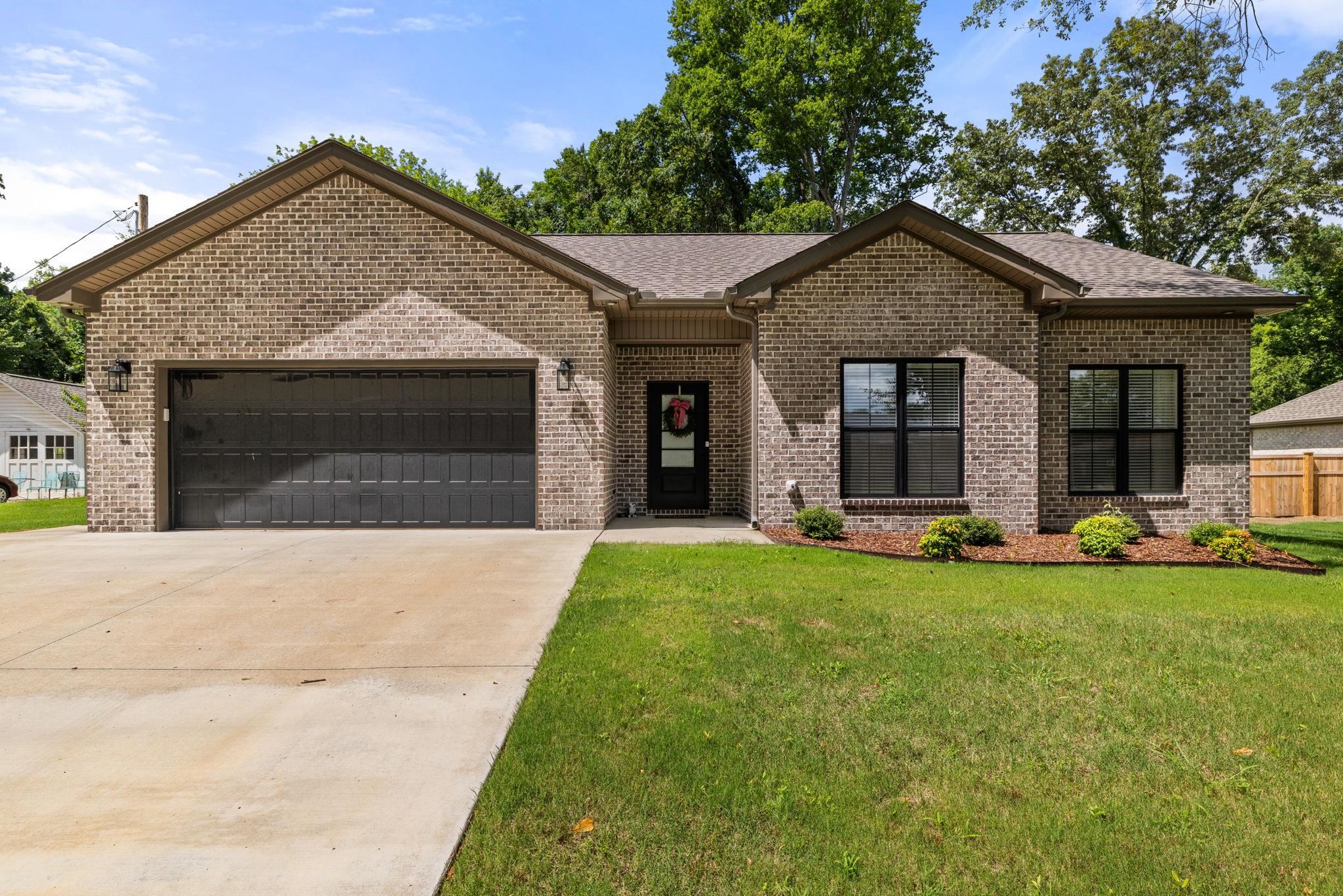 113 Jefferson Ave, Muscle Shoals, AL 35661 — photo 1