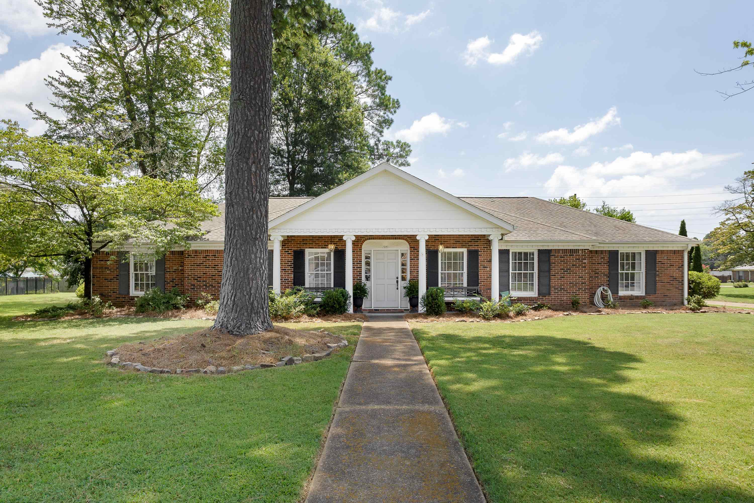 105 Linda Ln, Florence, AL 35630 — photo 1