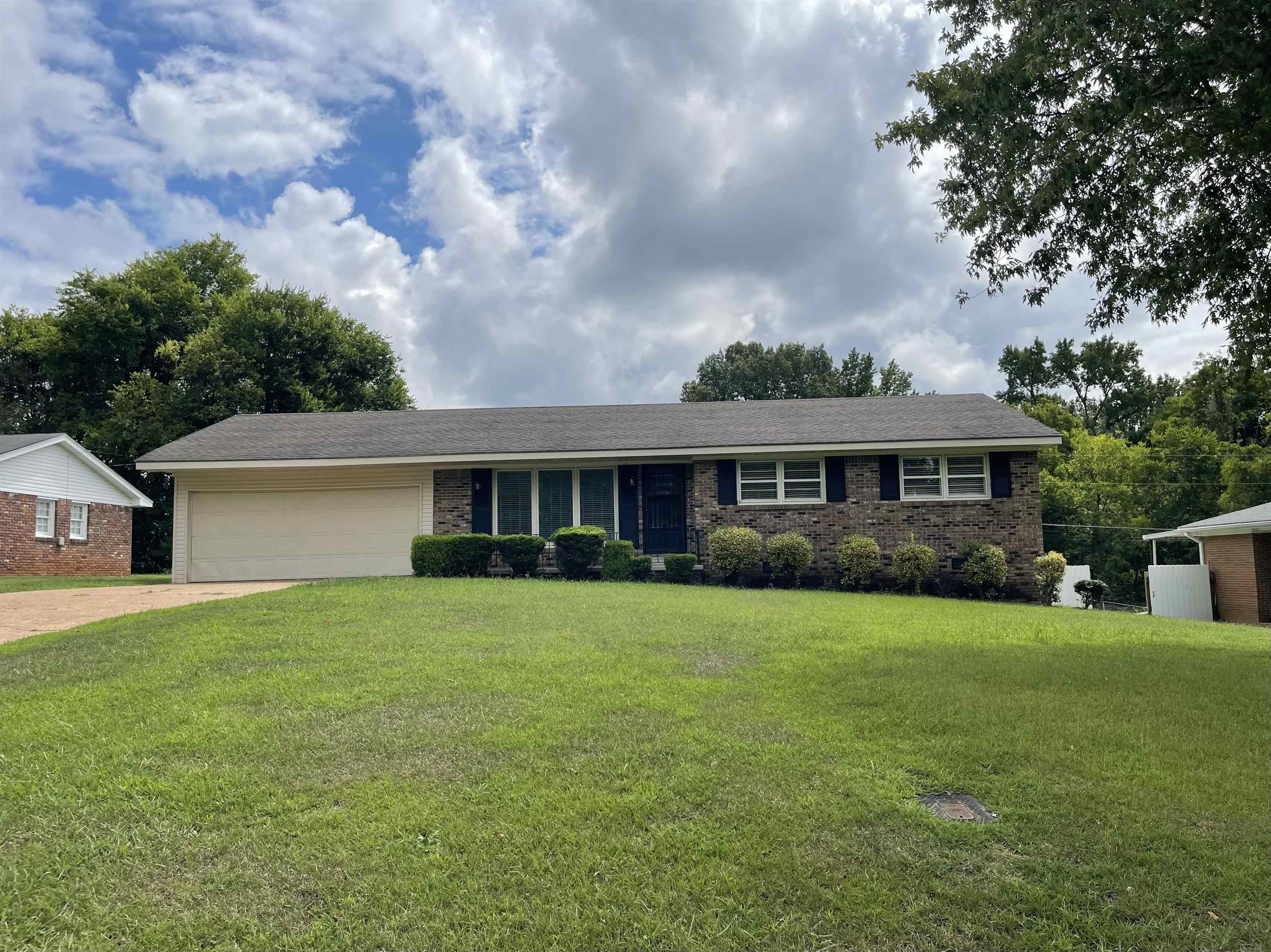 421 E Lakeside Dr, Florence, AL 35630 — photo 1
